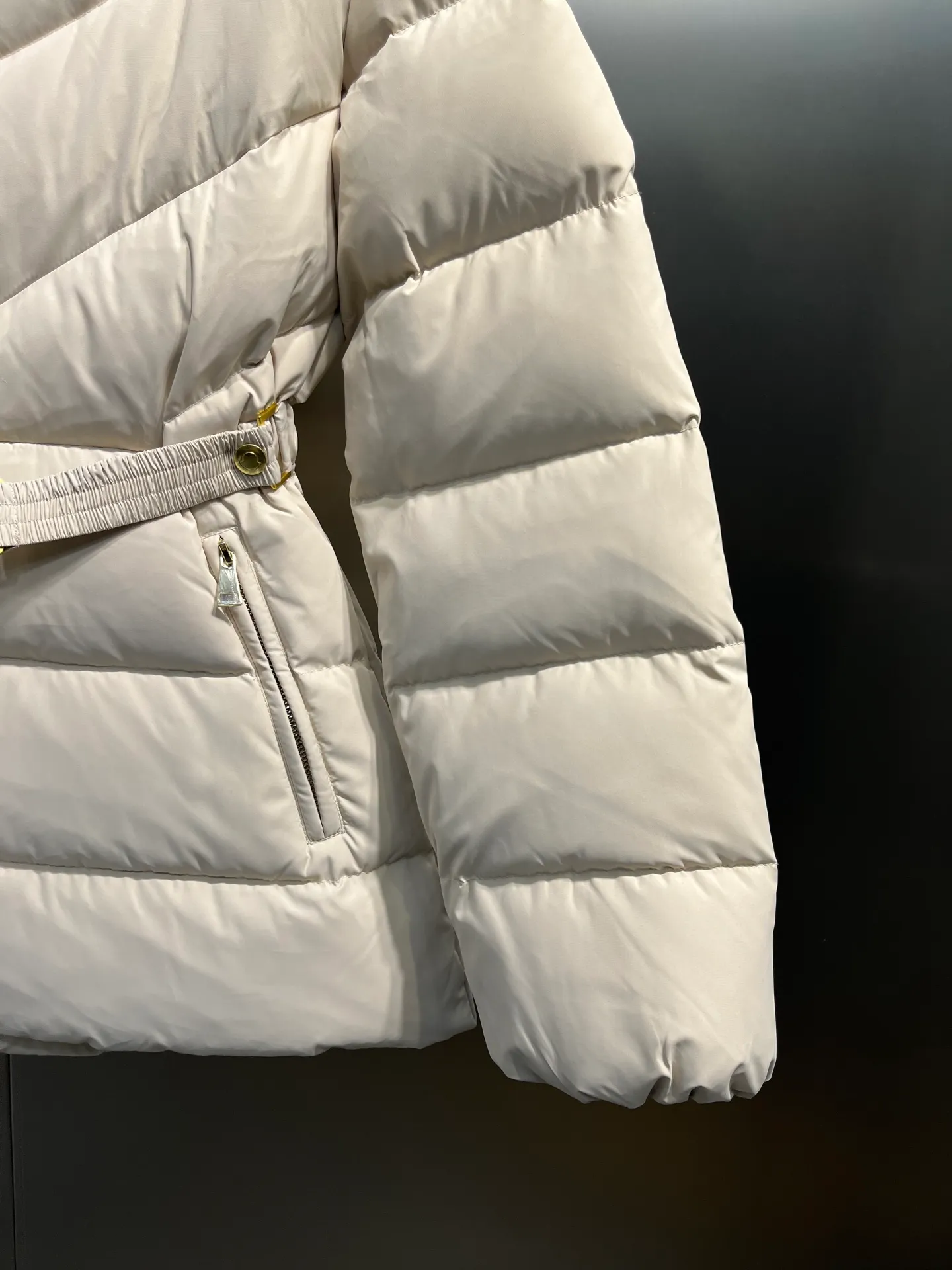 P880 Moncler 🌟25 new autumn and winter style BROSSE short hooded V-stitched design with waist slimming belt, down jacket girdle design, super slim V-shaped line, visually slimming temperament, with logo belt buckle, fashionable, matte fabric, high-end atmosphere, comfortable and warm upper body, zipper resin zipper, special craftsmanship, hardware puller, belt buckle sticker protection, exquisite details, moderate thickness of overall clothes, not bloated. Color: Beige Black Size: 0-1-2-3