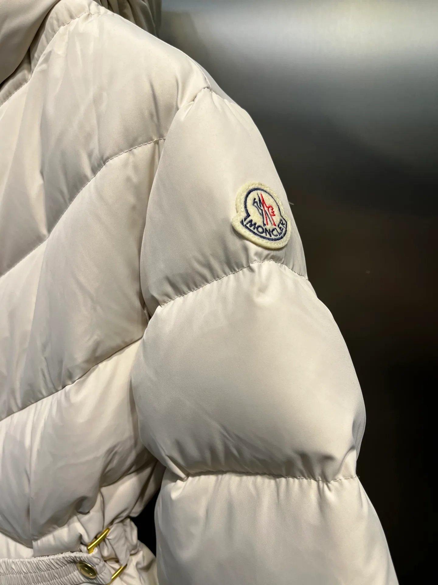 P880 Moncler 🌟25 new autumn and winter style BROSSE short hooded V-stitched design with waist slimming belt, down jacket girdle design, super slim V-shaped line, visually slimming temperament, with logo belt buckle, fashionable, matte fabric, high-end atmosphere, comfortable and warm upper body, zipper resin zipper, special craftsmanship, hardware puller, belt buckle sticker protection, exquisite details, moderate thickness of overall clothes, not bloated. Color: Beige Black Size: 0-1-2-3