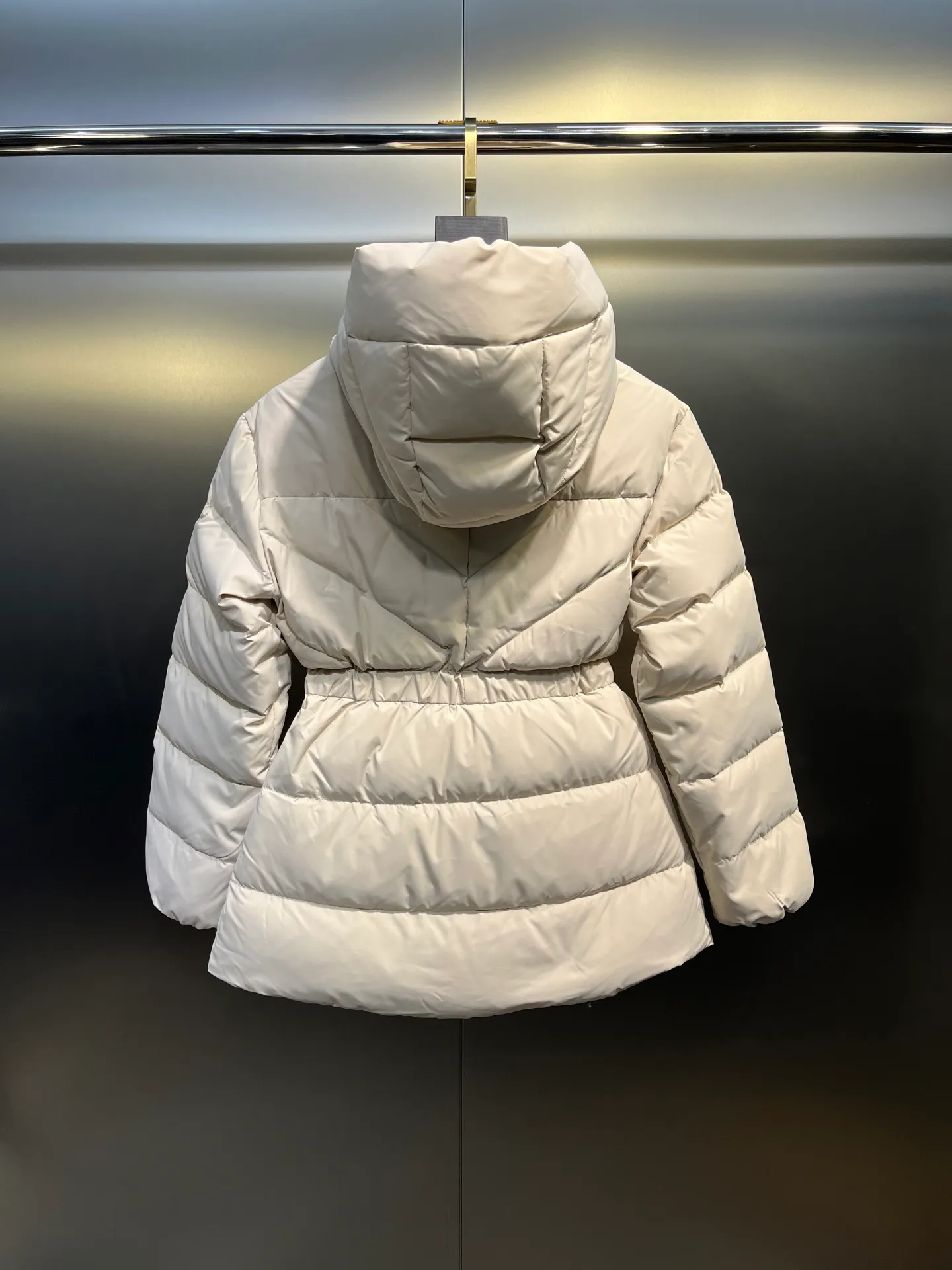 P880 Moncler 🌟25 new autumn and winter style BROSSE short hooded V-stitched design with waist slimming belt, down jacket girdle design, super slim V-shaped line, visually slimming temperament, with logo belt buckle, fashionable, matte fabric, high-end atmosphere, comfortable and warm upper body, zipper resin zipper, special craftsmanship, hardware puller, belt buckle sticker protection, exquisite details, moderate thickness of overall clothes, not bloated. Color: Beige Black Size: 0-1-2-3