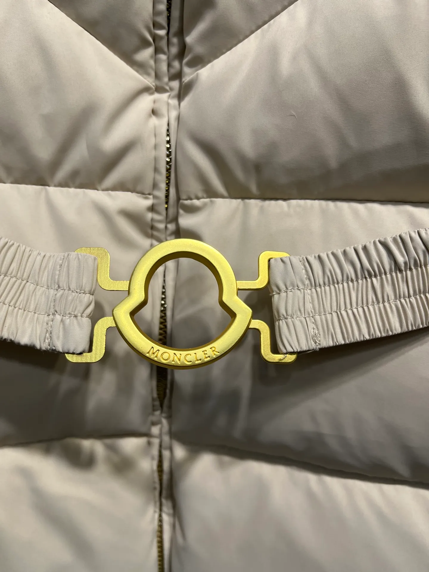 P880 Moncler 🌟25 new autumn and winter style BROSSE short hooded V-stitched design with waist slimming belt, down jacket girdle design, super slim V-shaped line, visually slimming temperament, with logo belt buckle, fashionable, matte fabric, high-end atmosphere, comfortable and warm upper body, zipper resin zipper, special craftsmanship, hardware puller, belt buckle sticker protection, exquisite details, moderate thickness of overall clothes, not bloated. Color: Beige Black Size: 0-1-2-3