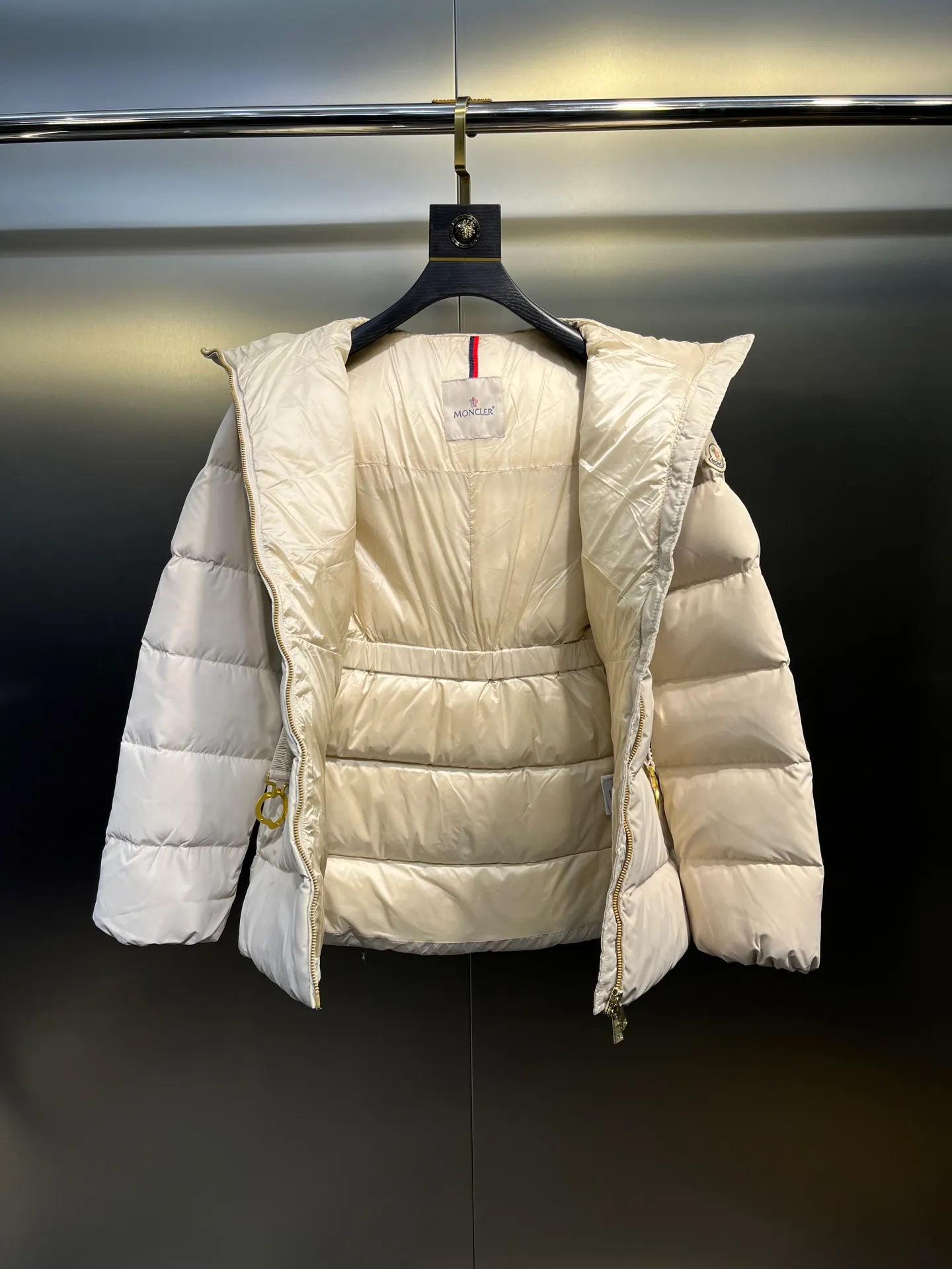 P880 Moncler 🌟25 new autumn and winter style BROSSE short hooded V-stitched design with waist slimming belt, down jacket girdle design, super slim V-shaped line, visually slimming temperament, with logo belt buckle, fashionable, matte fabric, high-end atmosphere, comfortable and warm upper body, zipper resin zipper, special craftsmanship, hardware puller, belt buckle sticker protection, exquisite details, moderate thickness of overall clothes, not bloated. Color: Beige Black Size: 0-1-2-3