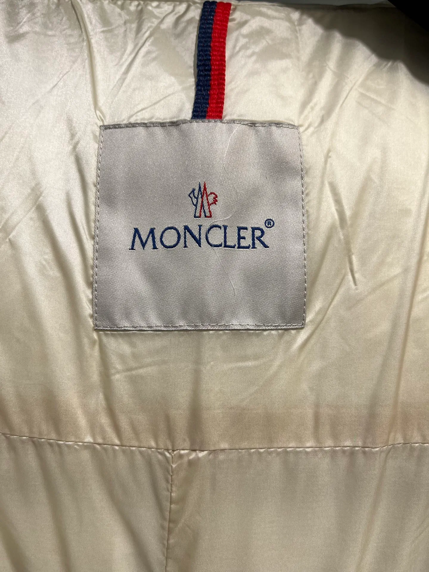 P880 Moncler 🌟25 new autumn and winter style BROSSE short hooded V-stitched design with waist slimming belt, down jacket girdle design, super slim V-shaped line, visually slimming temperament, with logo belt buckle, fashionable, matte fabric, high-end atmosphere, comfortable and warm upper body, zipper resin zipper, special craftsmanship, hardware puller, belt buckle sticker protection, exquisite details, moderate thickness of overall clothes, not bloated. Color: Beige Black Size: 0-1-2-3