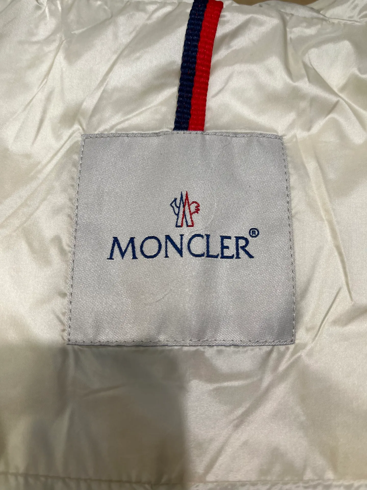 P880 Moncler 🌟25 new autumn and winter style BROSSE short hooded V-stitched design with waist slimming belt, down jacket girdle design, super slim V-shaped line, visually slimming temperament, with logo belt buckle, fashionable, matte fabric, high-end atmosphere, comfortable and warm upper body, zipper resin zipper, special craftsmanship, hardware puller, belt buckle sticker protection, exquisite details, moderate thickness of overall clothes, not bloated. Color: Beige Black Size: 0-1-2-3