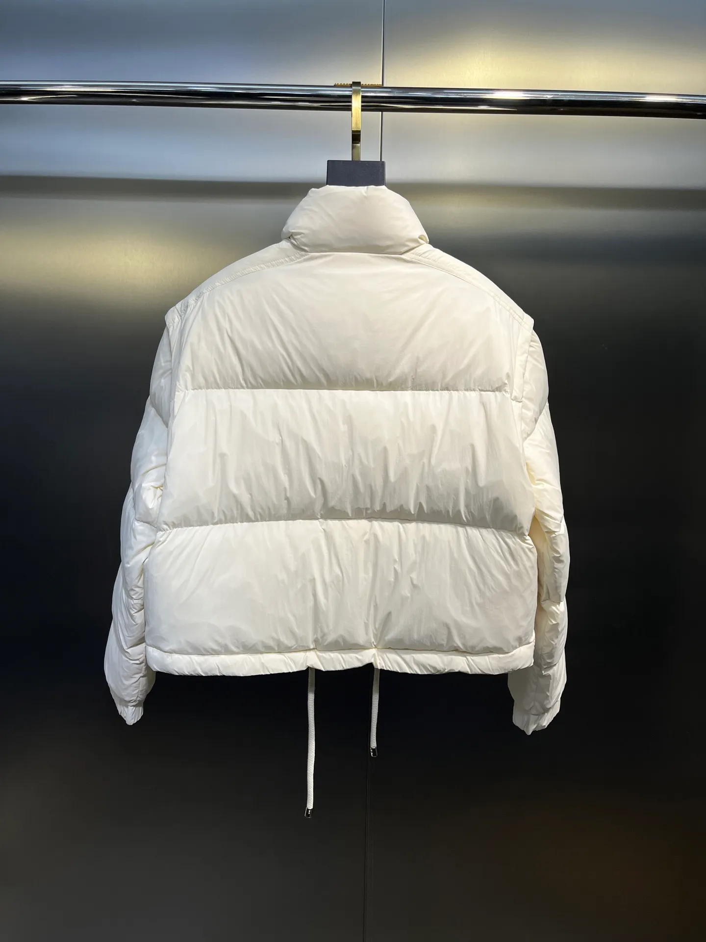 P1040 moncler🌟 Mouth-mounted new autumn and winter down jacket. Original custom-made hardware accessories are all imported and original customization. Welcome to compare. Absolutely high quality. Made of top 90 white goose down. Super soft. Filled with fluffy and full feathers. Super heavy work. Fabric workmanship and perfect pattern. Pay attention to the fabric is super comfortable. Exclusive model. Non-market product. Women's size. Size: 1234