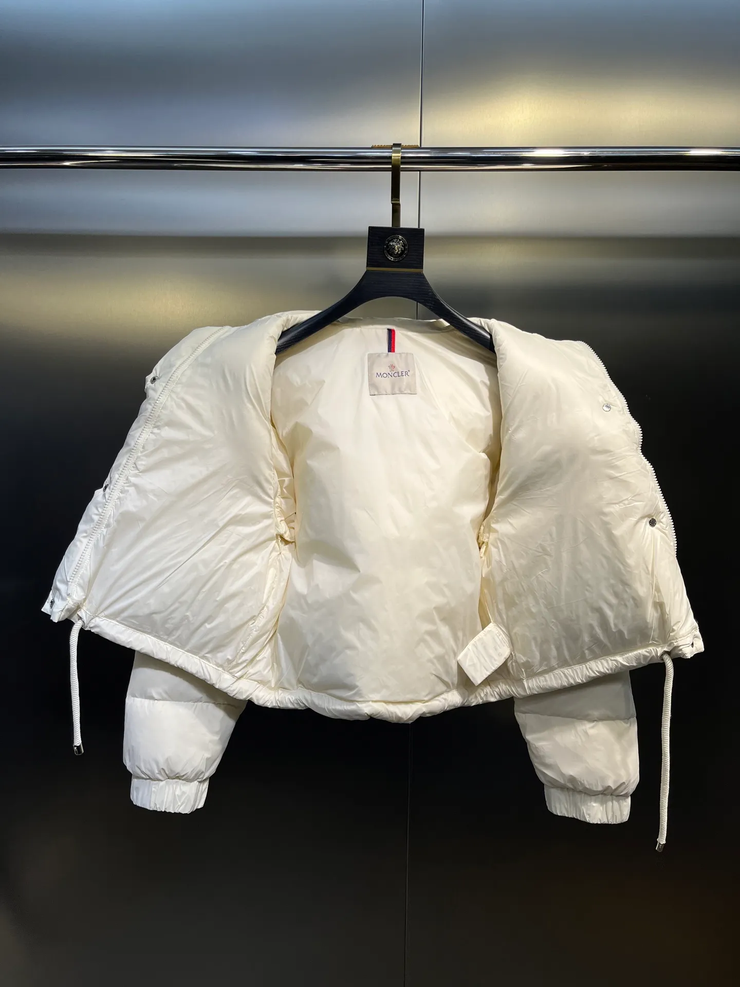 P1040 moncler🌟 Mouth-mounted new autumn and winter down jacket. Original custom-made hardware accessories are all imported and original customization. Welcome to compare. Absolutely high quality. Made of top 90 white goose down. Super soft. Filled with fluffy and full feathers. Super heavy work. Fabric workmanship and perfect pattern. Pay attention to the fabric is super comfortable. Exclusive model. Non-market product. Women's size. Size: 1234