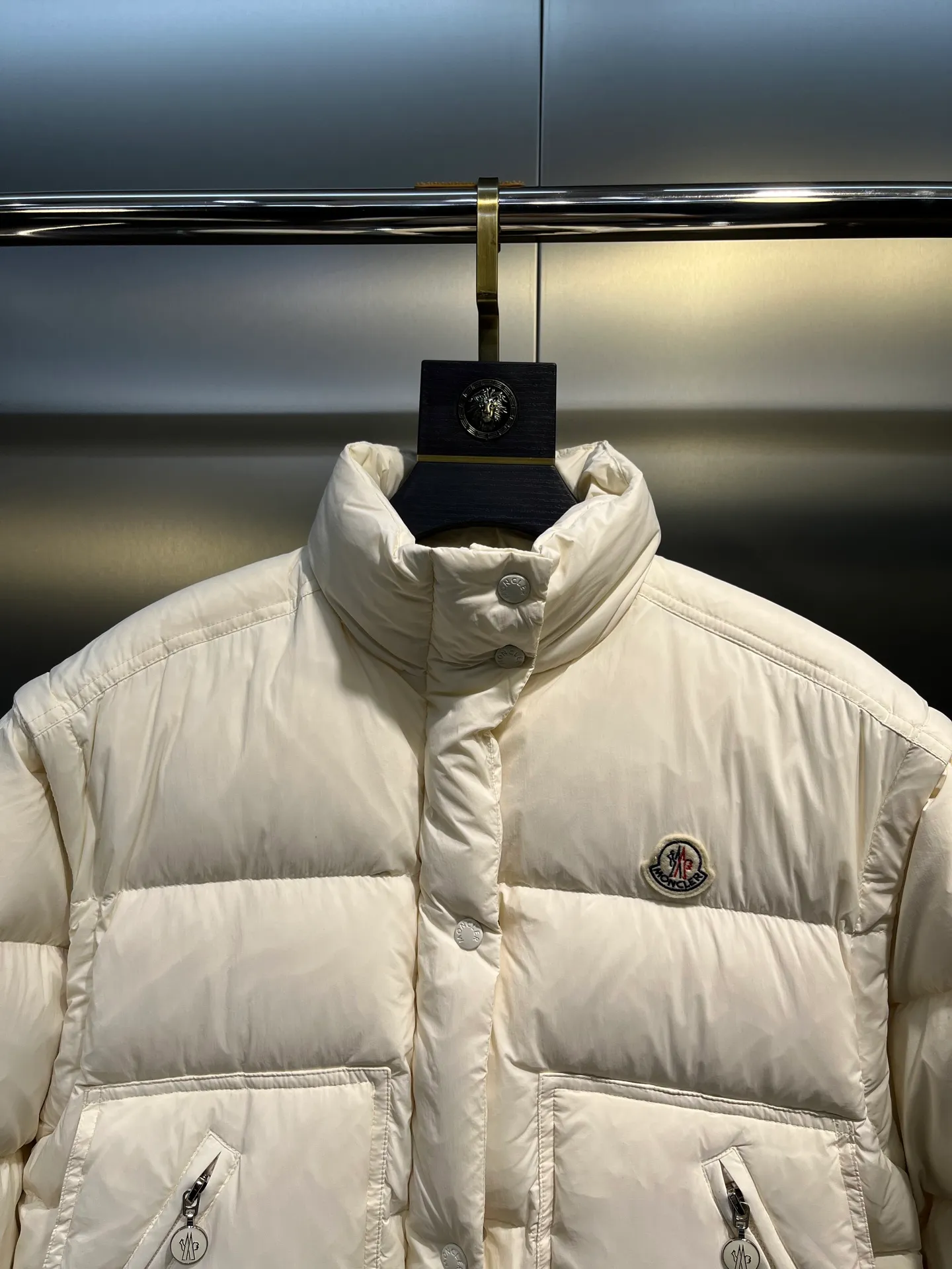 P1040 moncler🌟 Mouth-mounted new autumn and winter down jacket. Original custom-made hardware accessories are all imported and original customization. Welcome to compare. Absolutely high quality. Made of top 90 white goose down. Super soft. Filled with fluffy and full feathers. Super heavy work. Fabric workmanship and perfect pattern. Pay attention to the fabric is super comfortable. Exclusive model. Non-market product. Women's size. Size: 1234