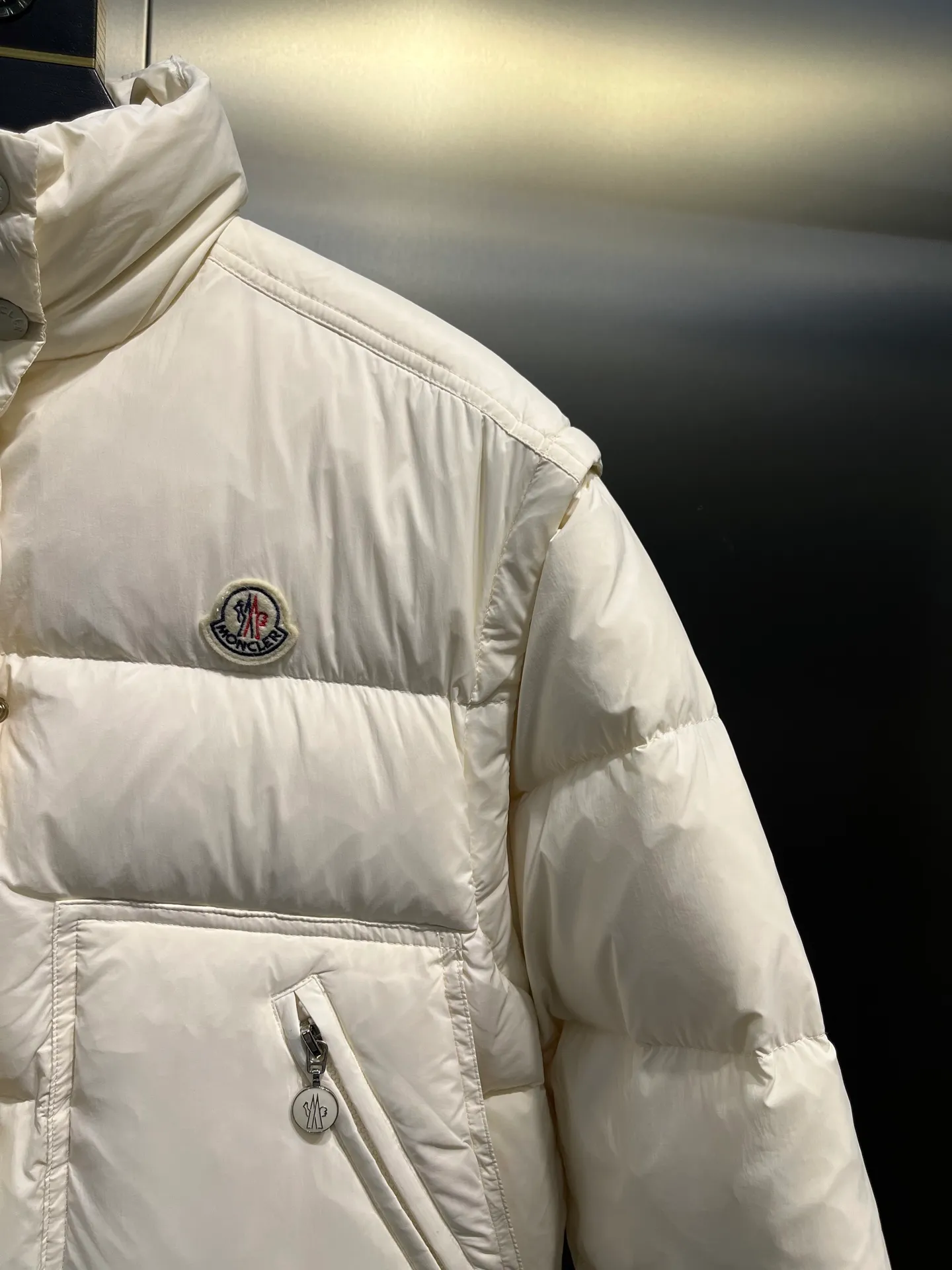 P1040 moncler🌟 Mouth-mounted new autumn and winter down jacket. Original custom-made hardware accessories are all imported and original customization. Welcome to compare. Absolutely high quality. Made of top 90 white goose down. Super soft. Filled with fluffy and full feathers. Super heavy work. Fabric workmanship and perfect pattern. Pay attention to the fabric is super comfortable. Exclusive model. Non-market product. Women's size. Size: 1234