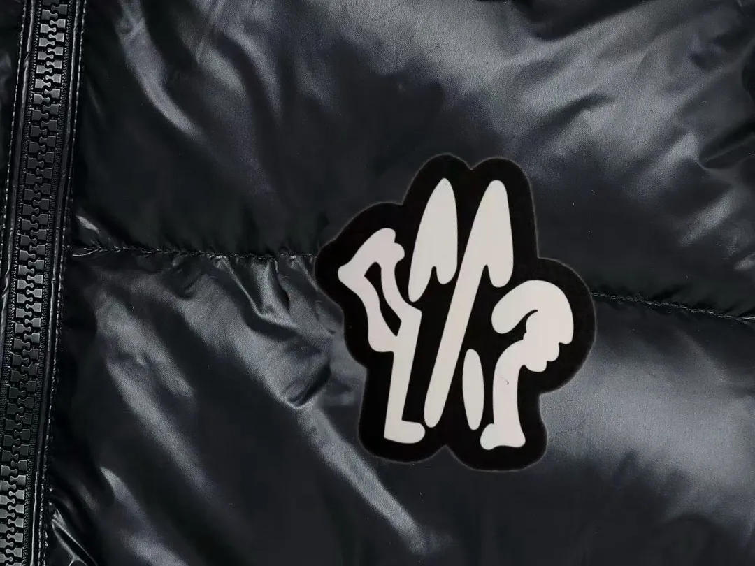 P780 MONCLER Meng Maya Down Jacket: Color/Black Size: M. L. Zipper pendant with custom logo Fabric: 400D bright nylon, anti-fouling, anti-wrinkle, waterproof and windproof, very wear-resistant, breathable and comfortable.           Embroidery: Straight lines, smooth curves, dense and neat stitches, no jagged edges, flat embroidery surface, no skewed threads, consistent stitch length, no bottom exposed, no overlap, smooth embroidery surface, no ink marks and other stains. Advanced imported embroidery machines are used to ensure embroidery quality.
