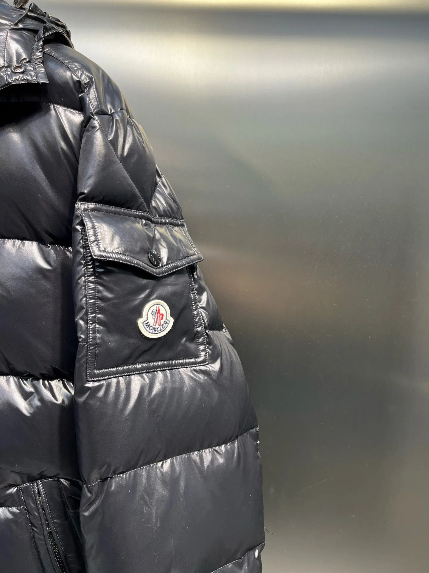 P780 MONCLER Meng Maya Down Jacket: Color/Black Size: M. L. Zipper pendant with custom logo Fabric: 400D bright nylon, anti-fouling, anti-wrinkle, waterproof and windproof, very wear-resistant, breathable and comfortable.           Embroidery: Straight lines, smooth curves, dense and neat stitches, no jagged edges, flat embroidery surface, no skewed threads, consistent stitch length, no bottom exposed, no overlap, smooth embroidery surface, no ink marks and other stains. Advanced imported embroidery machines are used to ensure embroidery quality.