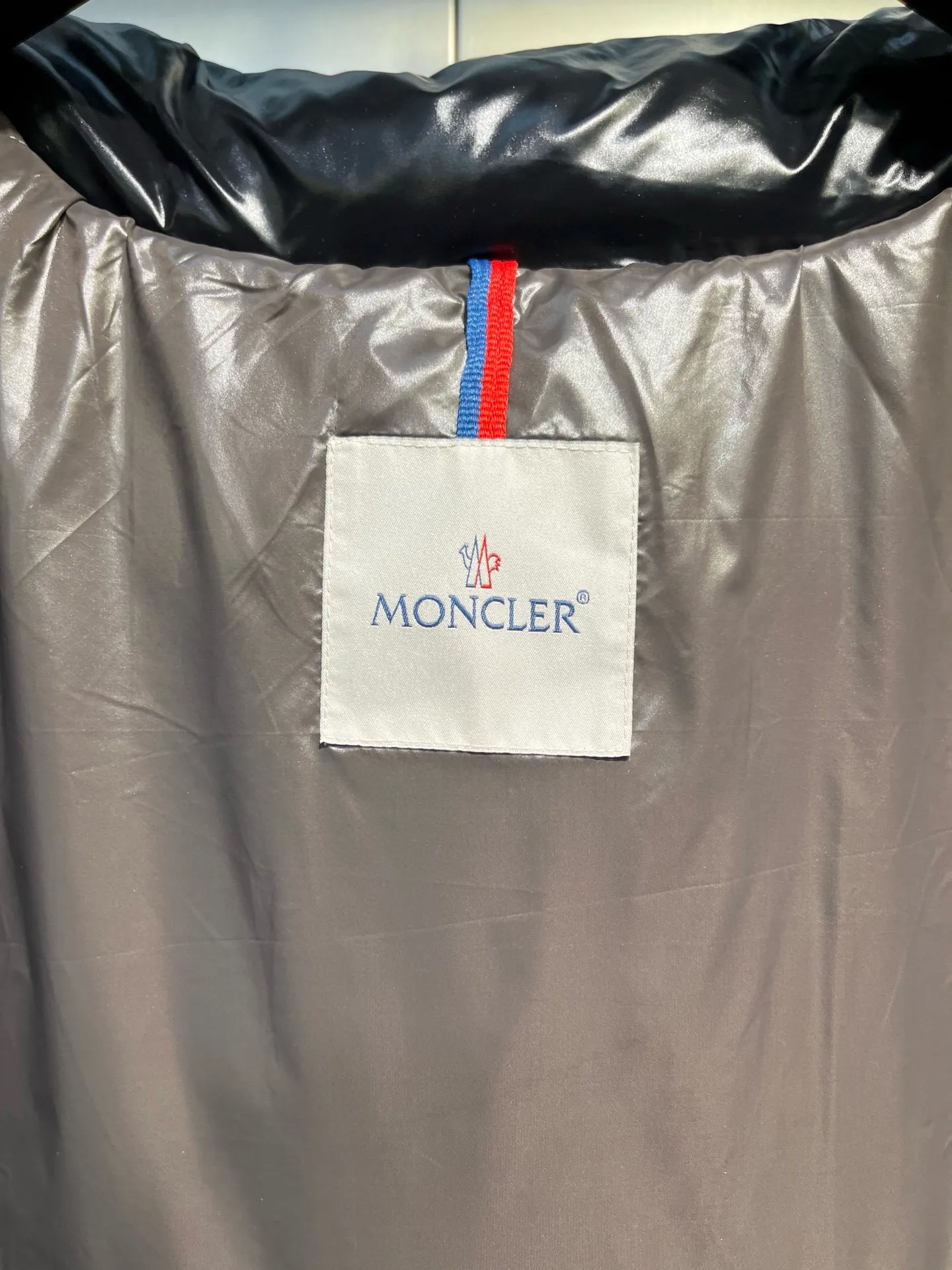 P780 MONCLER Meng Maya Down Jacket: Color/Black Size: M. L. Zipper pendant with custom logo Fabric: 400D bright nylon, anti-fouling, anti-wrinkle, waterproof and windproof, very wear-resistant, breathable and comfortable.           Embroidery: Straight lines, smooth curves, dense and neat stitches, no jagged edges, flat embroidery surface, no skewed threads, consistent stitch length, no bottom exposed, no overlap, smooth embroidery surface, no ink marks and other stains. Advanced imported embroidery machines are used to ensure embroidery quality.