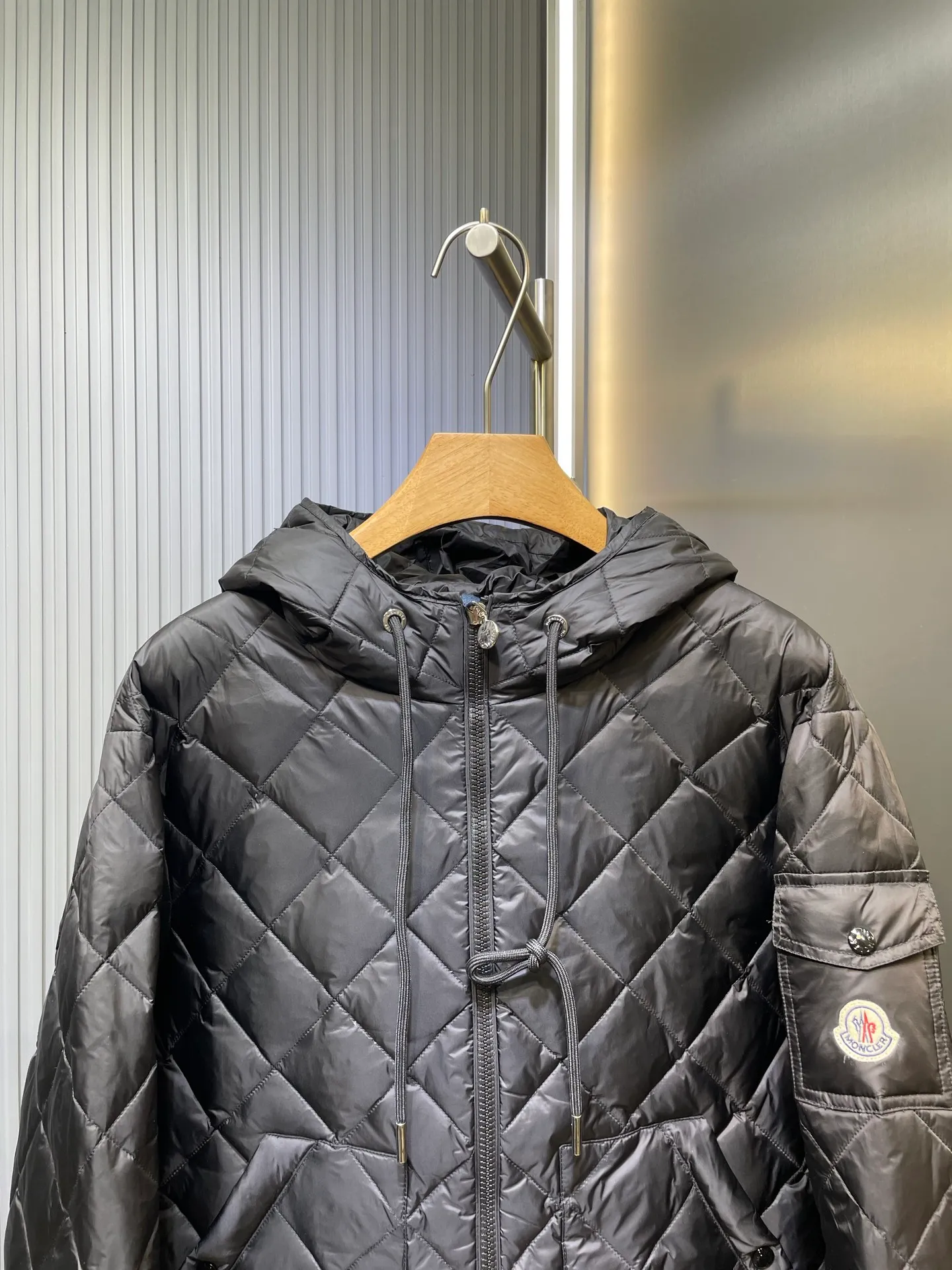 P790 MONCLER 🌟 25FW new arrival CAMICIA women's diamond quilted hooded short down jacket. This padded jacket is a practical item in the wardrobe, suitable for wearing in various seasons. Zippered design, made of lightweight longue saison fabric. Made of longue saison fabric Longue saison lining with down filling Adjustable hood zipper closure snap button closure pockets elastic cuffs size: s m l