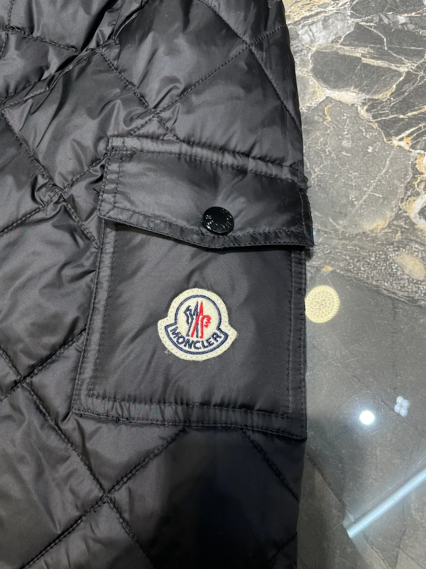 P790 MONCLER 🌟 25FW new arrival CAMICIA women's diamond quilted hooded short down jacket. This padded jacket is a practical item in the wardrobe, suitable for wearing in various seasons. Zippered design, made of lightweight longue saison fabric. Made of longue saison fabric Longue saison lining with down filling Adjustable hood zipper closure snap button closure pockets elastic cuffs size: s m l