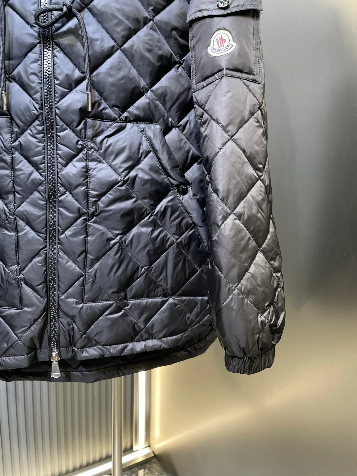 P790 MONCLER 🌟 25FW new arrival CAMICIA women's diamond quilted hooded short down jacket. This padded jacket is a practical item in the wardrobe, suitable for wearing in various seasons. Zippered design, made of lightweight longue saison fabric. Made of longue saison fabric Longue saison lining with down filling Adjustable hood zipper closure snap button closure pockets elastic cuffs size: s m l