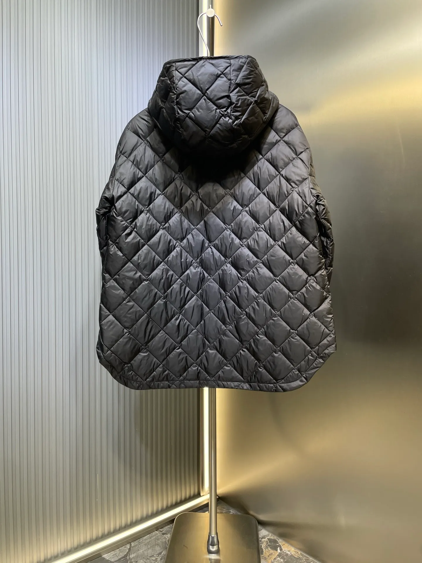 P790 MONCLER 🌟 25FW new arrival CAMICIA women's diamond quilted hooded short down jacket. This padded jacket is a practical item in the wardrobe, suitable for wearing in various seasons. Zippered design, made of lightweight longue saison fabric. Made of longue saison fabric Longue saison lining with down filling Adjustable hood zipper closure snap button closure pockets elastic cuffs size: s m l