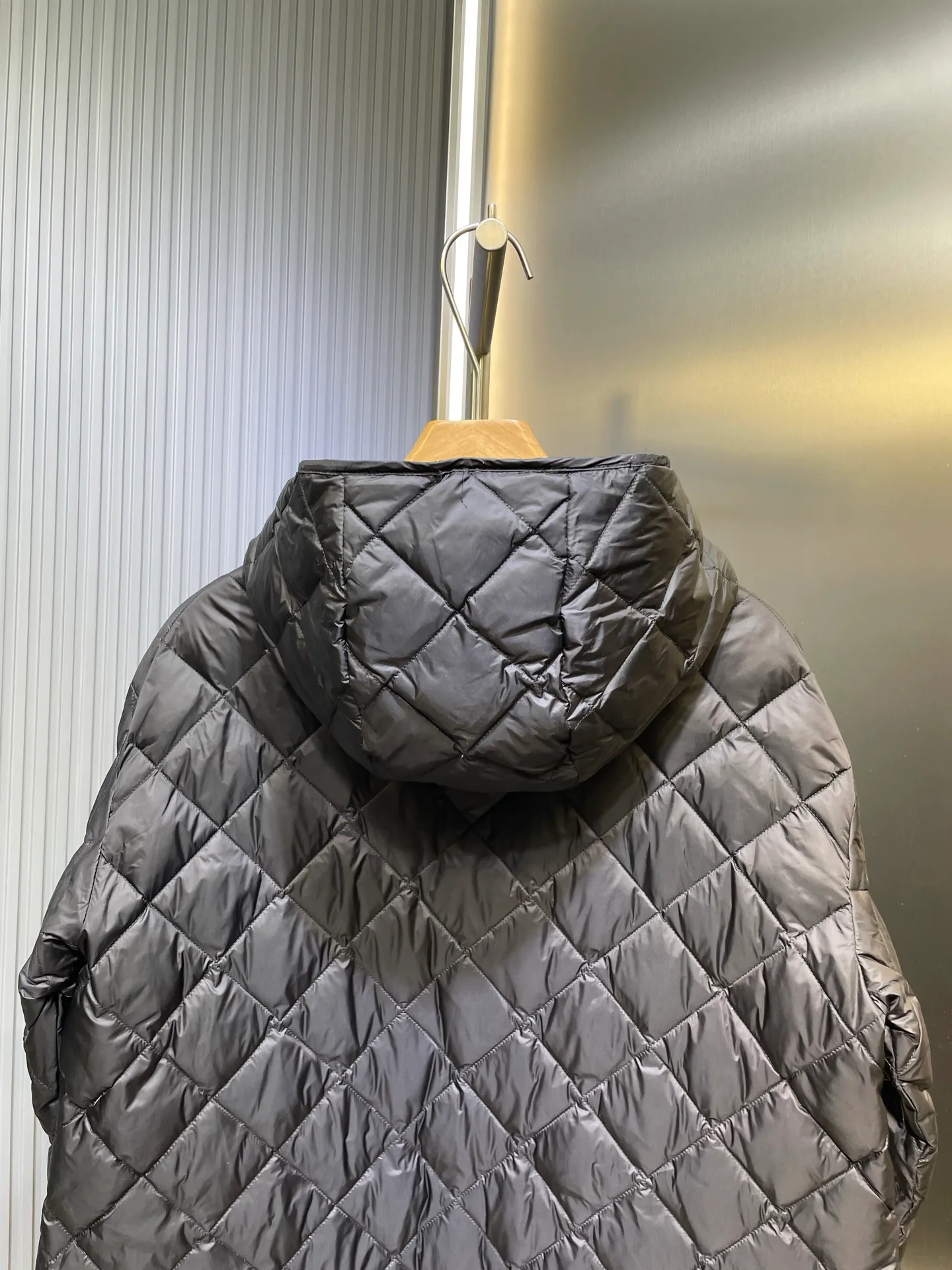 P790 MONCLER 🌟 25FW new arrival CAMICIA women's diamond quilted hooded short down jacket. This padded jacket is a practical item in the wardrobe, suitable for wearing in various seasons. Zippered design, made of lightweight longue saison fabric. Made of longue saison fabric Longue saison lining with down filling Adjustable hood zipper closure snap button closure pockets elastic cuffs size: s m l