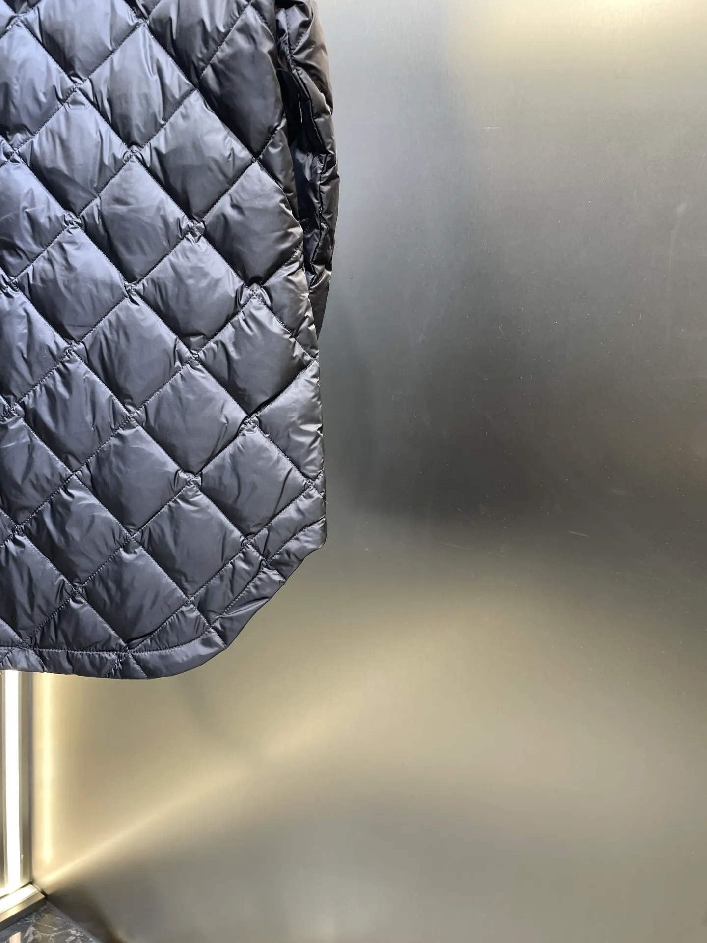 P790 MONCLER 🌟 25FW new arrival CAMICIA women's diamond quilted hooded short down jacket. This padded jacket is a practical item in the wardrobe, suitable for wearing in various seasons. Zippered design, made of lightweight longue saison fabric. Made of longue saison fabric Longue saison lining with down filling Adjustable hood zipper closure snap button closure pockets elastic cuffs size: s m l