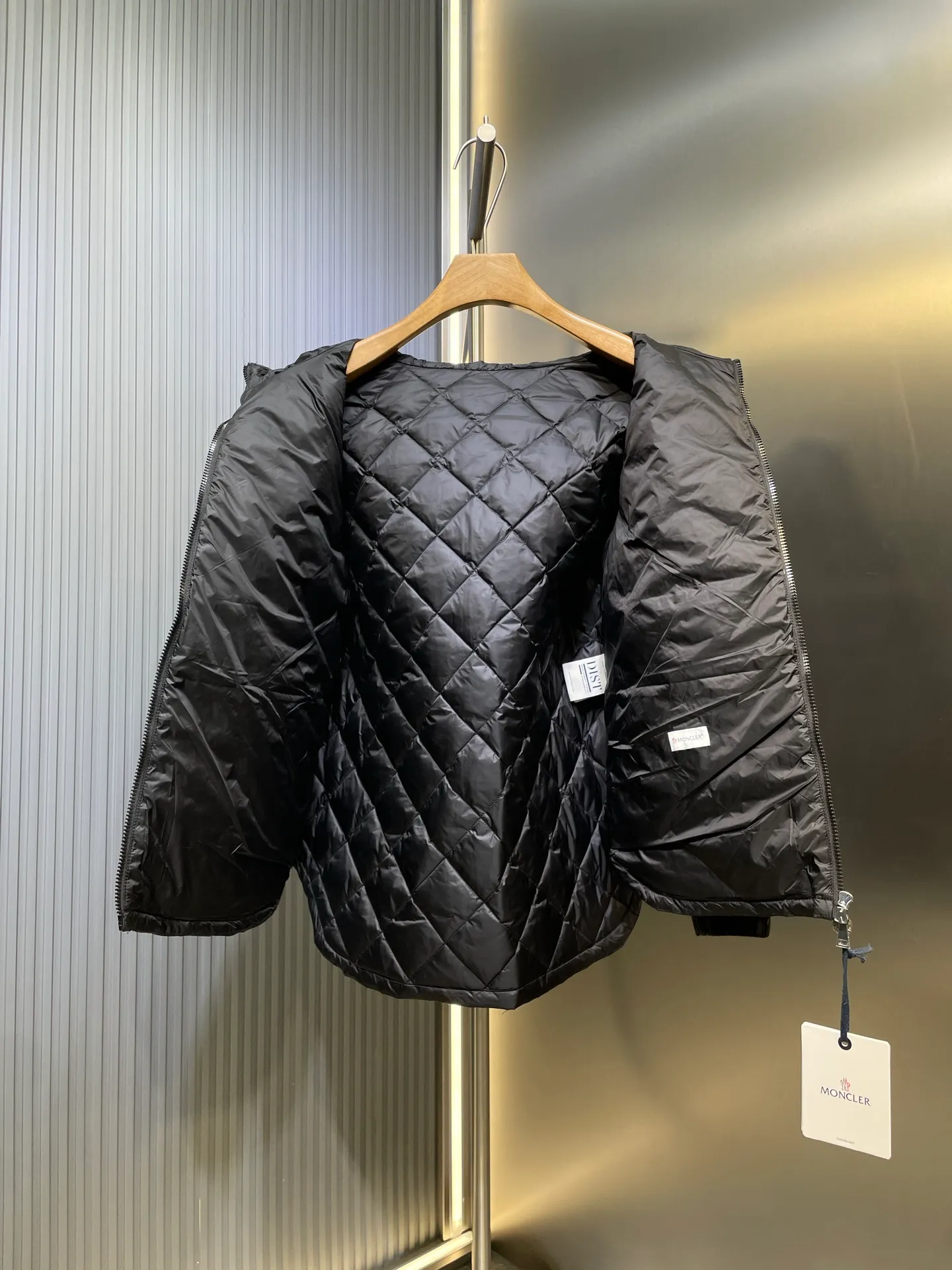 P790 MONCLER 🌟 25FW new arrival CAMICIA women's diamond quilted hooded short down jacket. This padded jacket is a practical item in the wardrobe, suitable for wearing in various seasons. Zippered design, made of lightweight longue saison fabric. Made of longue saison fabric Longue saison lining with down filling Adjustable hood zipper closure snap button closure pockets elastic cuffs size: s m l