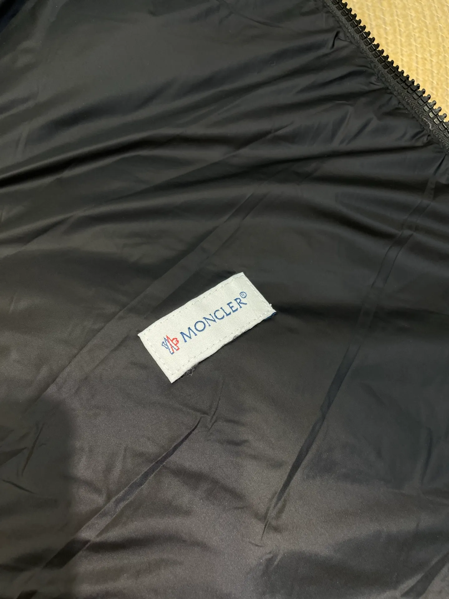 P790 MONCLER 🌟 25FW new arrival CAMICIA women's diamond quilted hooded short down jacket. This padded jacket is a practical item in the wardrobe, suitable for wearing in various seasons. Zippered design, made of lightweight longue saison fabric. Made of longue saison fabric Longue saison lining with down filling Adjustable hood zipper closure snap button closure pockets elastic cuffs size: s m l