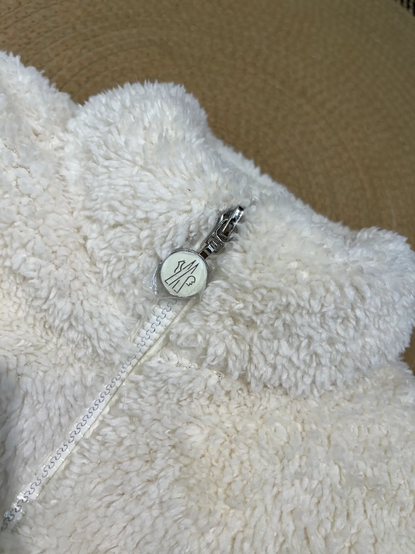 P840 🌟Moncler This model: Polignac en teddy splicing design, filled with goose down ~ Super soft texture, delicate material for skin care ~ 2025 new style gray, off-white size: 0123