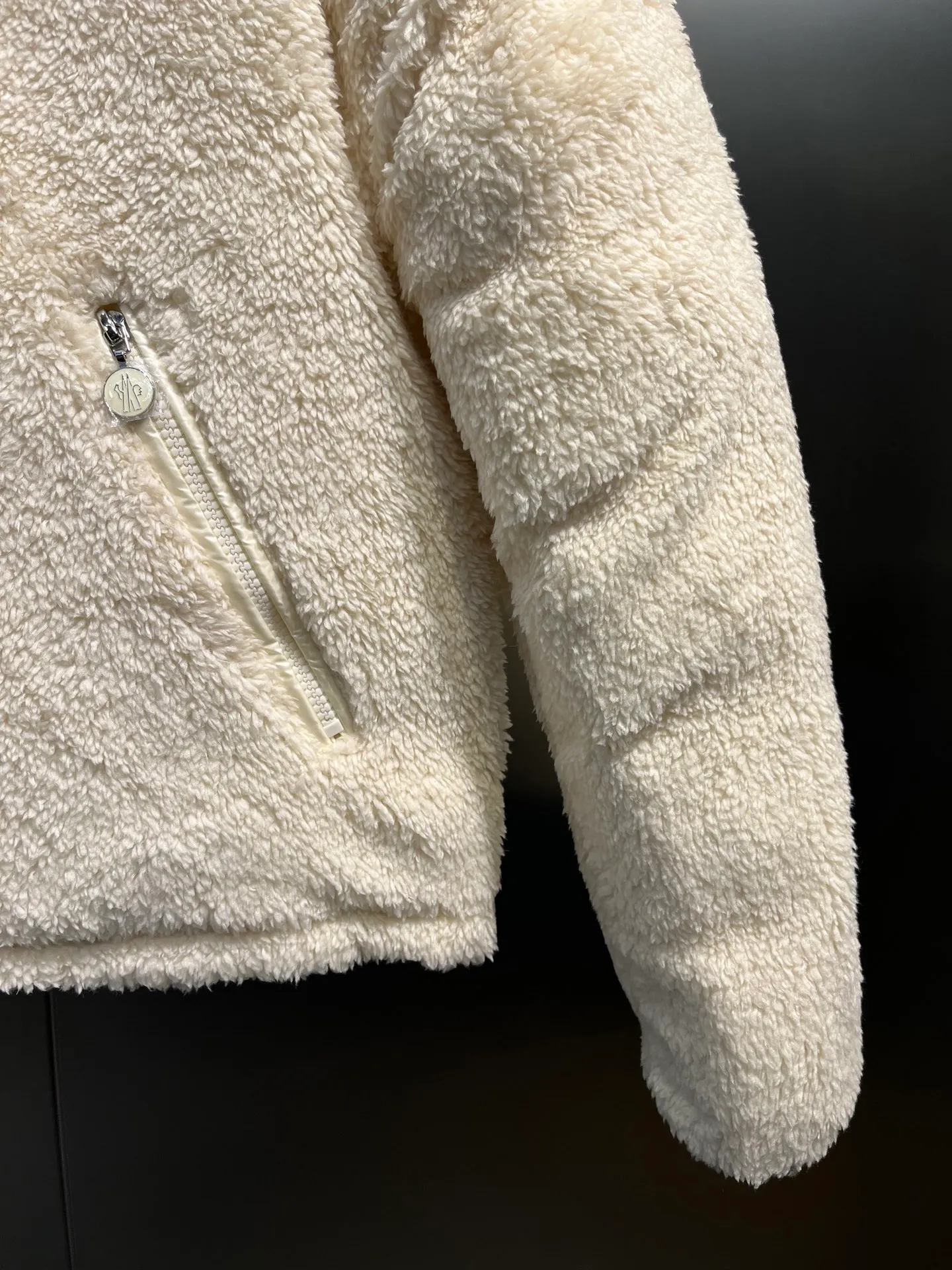P840 🌟Moncler This model: Polignac en teddy splicing design, filled with goose down ~ Super soft texture, delicate material for skin care ~ 2025 new style gray, off-white size: 0123