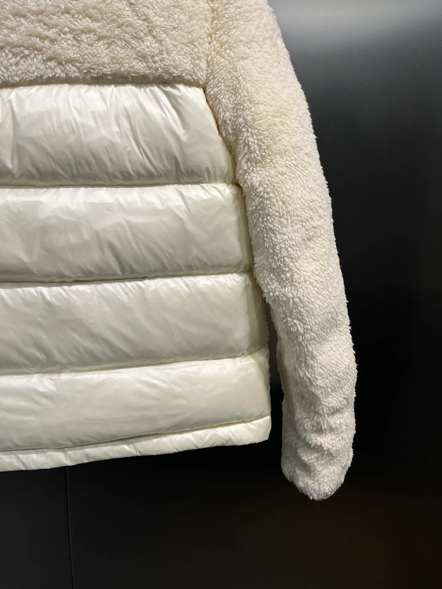 P840 🌟Moncler This model: Polignac en teddy splicing design, filled with goose down ~ Super soft texture, delicate material for skin care ~ 2025 new style gray, off-white size: 0123
