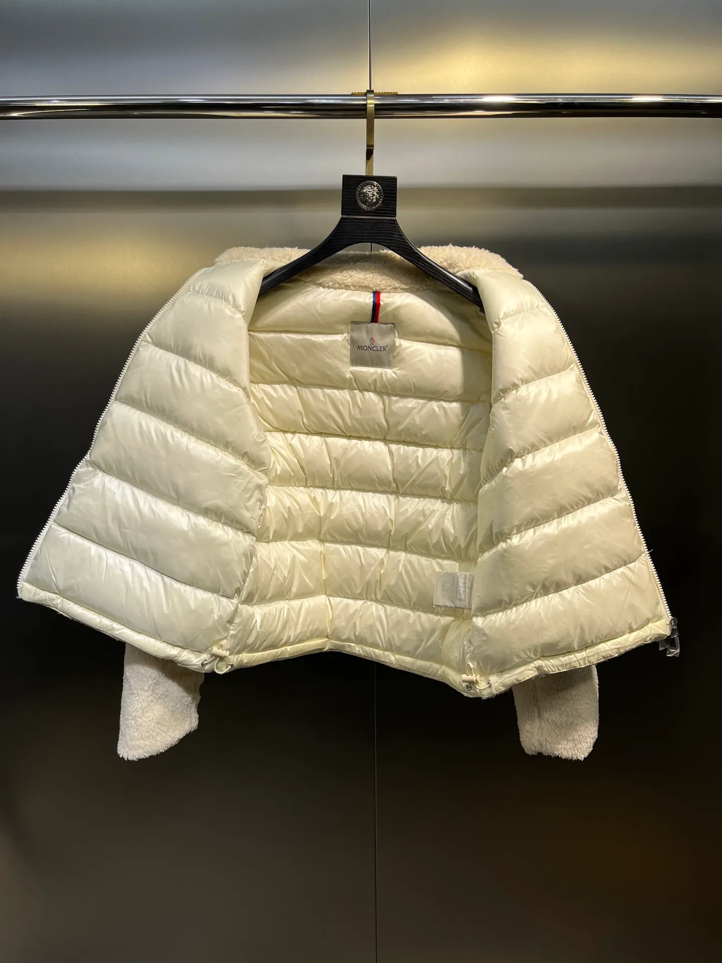 P840 🌟Moncler This model: Polignac en teddy splicing design, filled with goose down ~ Super soft texture, delicate material for skin care ~ 2025 new style gray, off-white size: 0123