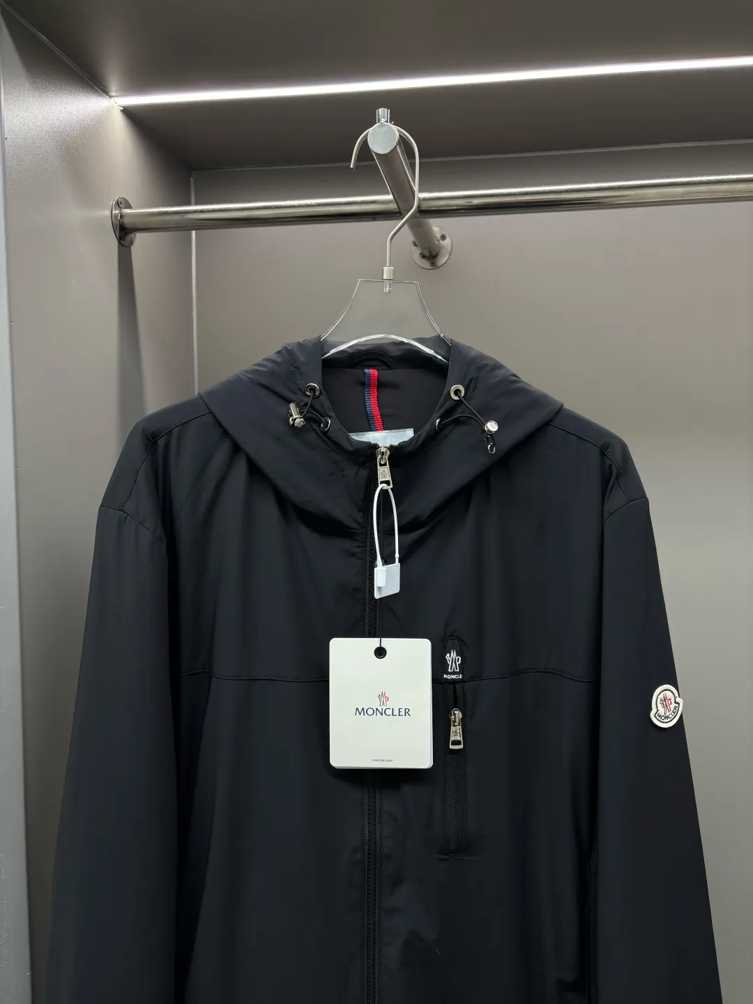 P560 Moncler New style thin cotton jacket with letters Original fabric Original accessories Official same style Made of imported polyester fabric, customized fabric dyed in the same vat. Very comfortable and smooth to the touch Very wide and stylish. Will not deform after long-term wear. Produced by a first-line brand OEM factory. The label is full and textured. The latest style for autumn and winter. Fashionable and personalized. Super versatile and good-looking. Very suitable for both men and women. A must-have for everyone. Color: Black Royal Blue Size: L-4XL
