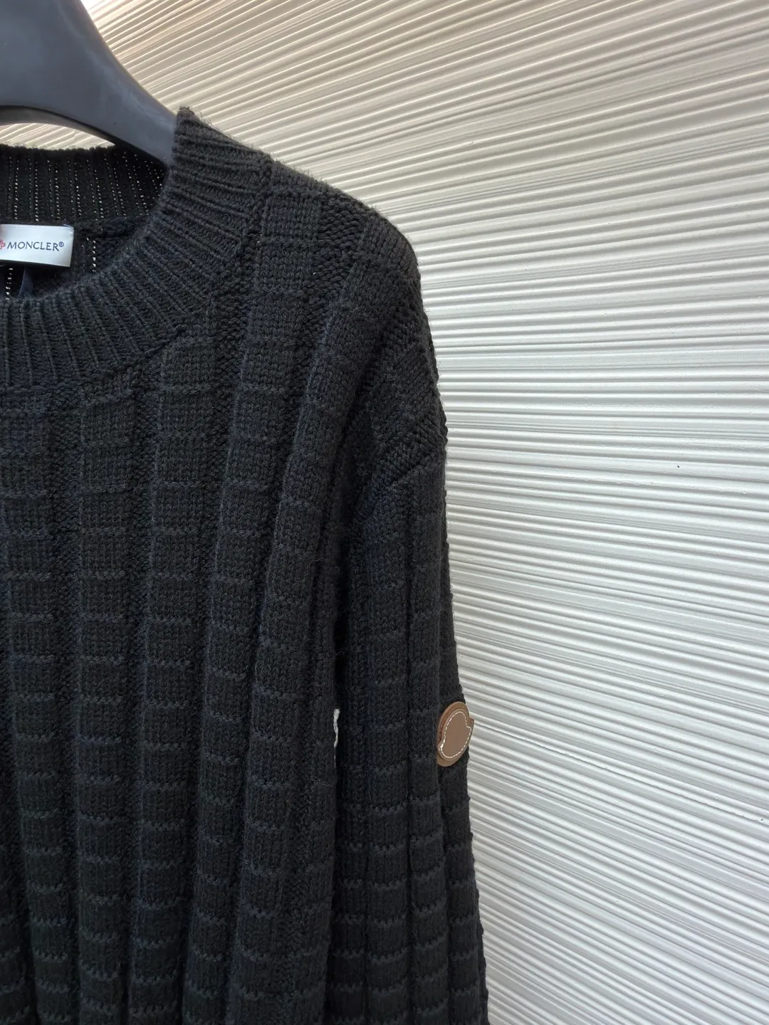 P430 0 Moncler embossed knitted logo sweater ●Original version: 7500 purchase and development ●Item number: 1682213-A85 ●Fabric: wool blended fabric ●Technology: embossed longitudinal weaving ●Color: black ●Version: fitted version ●Weight: about 695 grams ●Size: S-M-L-XL ●Description: Custom-woven engraved wool texture, soft and delicate, comfortable and close to the skin Use high-saturation true red as the base color to cut through the dullness of winter, making every inch of the fabric an annotation of power aesthetics. Using three-dimensional texture as the brushstrokes, the entire relief weaving reconstructs the dimension of knitting aesthetics. It produces a light and dark gradient texture halo as the human body moves. The iconic Moncler logo embroidery logo decorates the sleeves, which is highly recognizable. The power aesthetics is hidden in the hedging of hardness and softness. The ultimate expression of elegance without deliberately creating a self-contained style. The whole piece is embossed longitudinal grain knitting. By changing the stitching method and the fabric tissue change, the longitudinal grains are presented with a relief effect that is raised on the surface of the sweater by changing the stitching method and the density of the fabric. The vertical grains are undulating and the thread structure is formed. By changing the stitching method and the arrangement of the yarn during the knitting process, the yarn is distributed in a curved shape in the fabric, and the garment washing water is softened and deodorized. The clothes are deeply cleaned and deodorized through professional washing equipment and specific detergents. Improves the feel and appearance of clothing. The overall wiring is straight and delicate, the fabric is comfortable and soft, and the color is consistent without color difference. It can be matched with the same style to create a fashionable look and control various occasions. Customized accessories, complete with three standards, same style for men and women!