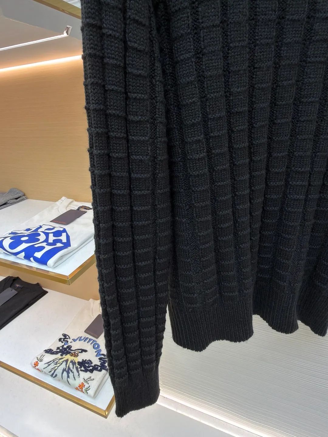 P430 0 Moncler embossed knitted logo sweater ●Original version: 7500 purchase and development ●Item number: 1682213-A85 ●Fabric: wool blended fabric ●Technology: embossed longitudinal weaving ●Color: black ●Version: fitted version ●Weight: about 695 grams ●Size: S-M-L-XL ●Description: Custom-woven engraved wool texture, soft and delicate, comfortable and close to the skin Use high-saturation true red as the base color to cut through the dullness of winter, making every inch of the fabric an annotation of power aesthetics. Using three-dimensional texture as the brushstrokes, the entire relief weaving reconstructs the dimension of knitting aesthetics. It produces a light and dark gradient texture halo as the human body moves. The iconic Moncler logo embroidery logo decorates the sleeves, which is highly recognizable. The power aesthetics is hidden in the hedging of hardness and softness. The ultimate expression of elegance without deliberately creating a self-contained style. The whole piece is embossed longitudinal grain knitting. By changing the stitching method and the fabric tissue change, the longitudinal grains are presented with a relief effect that is raised on the surface of the sweater by changing the stitching method and the density of the fabric. The vertical grains are undulating and the thread structure is formed. By changing the stitching method and the arrangement of the yarn during the knitting process, the yarn is distributed in a curved shape in the fabric, and the garment washing water is softened and deodorized. The clothes are deeply cleaned and deodorized through professional washing equipment and specific detergents. Improves the feel and appearance of clothing. The overall wiring is straight and delicate, the fabric is comfortable and soft, and the color is consistent without color difference. It can be matched with the same style to create a fashionable look and control various occasions. Customized accessories, complete with three standards, same style for men and women!