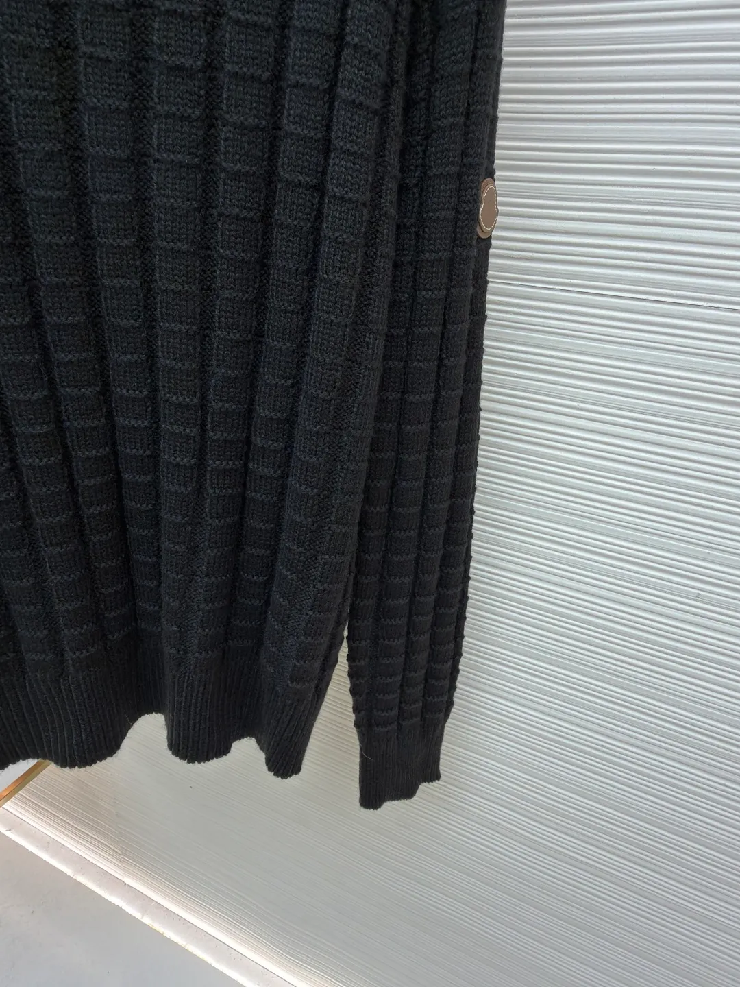 P430 0 Moncler embossed knitted logo sweater ●Original version: 7500 purchase and development ●Item number: 1682213-A85 ●Fabric: wool blended fabric ●Technology: embossed longitudinal weaving ●Color: black ●Version: fitted version ●Weight: about 695 grams ●Size: S-M-L-XL ●Description: Custom-woven engraved wool texture, soft and delicate, comfortable and close to the skin Use high-saturation true red as the base color to cut through the dullness of winter, making every inch of the fabric an annotation of power aesthetics. Using three-dimensional texture as the brushstrokes, the entire relief weaving reconstructs the dimension of knitting aesthetics. It produces a light and dark gradient texture halo as the human body moves. The iconic Moncler logo embroidery logo decorates the sleeves, which is highly recognizable. The power aesthetics is hidden in the hedging of hardness and softness. The ultimate expression of elegance without deliberately creating a self-contained style. The whole piece is embossed longitudinal grain knitting. By changing the stitching method and the fabric tissue change, the longitudinal grains are presented with a relief effect that is raised on the surface of the sweater by changing the stitching method and the density of the fabric. The vertical grains are undulating and the thread structure is formed. By changing the stitching method and the arrangement of the yarn during the knitting process, the yarn is distributed in a curved shape in the fabric, and the garment washing water is softened and deodorized. The clothes are deeply cleaned and deodorized through professional washing equipment and specific detergents. Improves the feel and appearance of clothing. The overall wiring is straight and delicate, the fabric is comfortable and soft, and the color is consistent without color difference. It can be matched with the same style to create a fashionable look and control various occasions. Customized accessories, complete with three standards, same style for men and women!