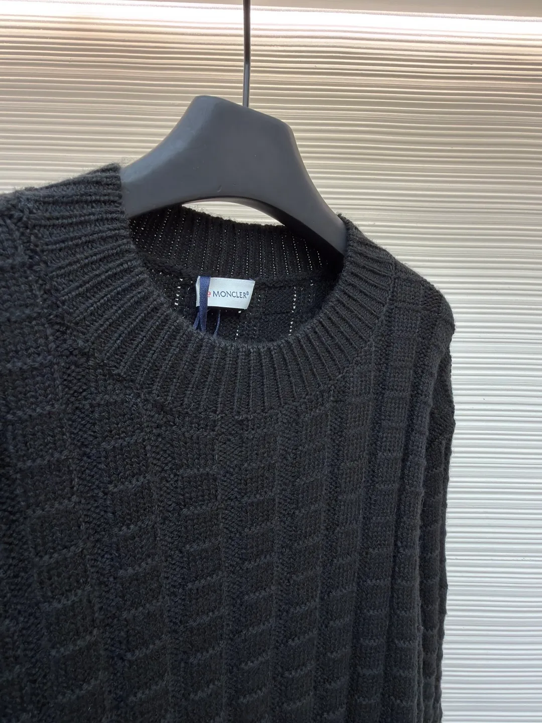 P430 0 Moncler embossed knitted logo sweater ●Original version: 7500 purchase and development ●Item number: 1682213-A85 ●Fabric: wool blended fabric ●Technology: embossed longitudinal weaving ●Color: black ●Version: fitted version ●Weight: about 695 grams ●Size: S-M-L-XL ●Description: Custom-woven engraved wool texture, soft and delicate, comfortable and close to the skin Use high-saturation true red as the base color to cut through the dullness of winter, making every inch of the fabric an annotation of power aesthetics. Using three-dimensional texture as the brushstrokes, the entire relief weaving reconstructs the dimension of knitting aesthetics. It produces a light and dark gradient texture halo as the human body moves. The iconic Moncler logo embroidery logo decorates the sleeves, which is highly recognizable. The power aesthetics is hidden in the hedging of hardness and softness. The ultimate expression of elegance without deliberately creating a self-contained style. The whole piece is embossed longitudinal grain knitting. By changing the stitching method and the fabric tissue change, the longitudinal grains are presented with a relief effect that is raised on the surface of the sweater by changing the stitching method and the density of the fabric. The vertical grains are undulating and the thread structure is formed. By changing the stitching method and the arrangement of the yarn during the knitting process, the yarn is distributed in a curved shape in the fabric, and the garment washing water is softened and deodorized. The clothes are deeply cleaned and deodorized through professional washing equipment and specific detergents. Improves the feel and appearance of clothing. The overall wiring is straight and delicate, the fabric is comfortable and soft, and the color is consistent without color difference. It can be matched with the same style to create a fashionable look and control various occasions. Customized accessories, complete with three standards, same style for men and women!