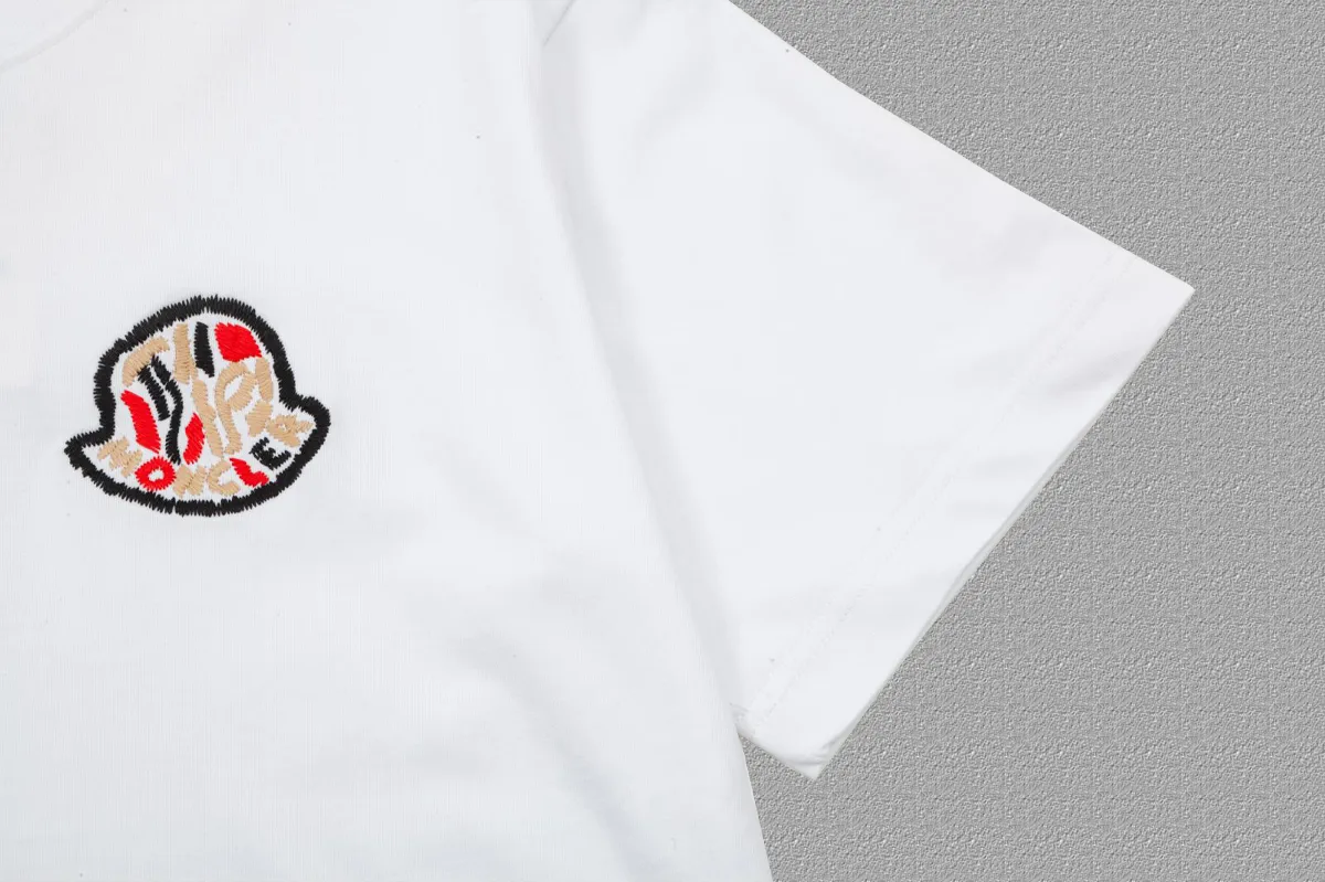 P150 [MONCLER] 2024FW short-sleeved T-shirt, embroidery technology, high-end 32s double yarn 260g fabric, heavy fabric, custom stretcher rib, same vat and dye, complete three standards, same style for men and women, color: black, white, size: S M L XL XXL