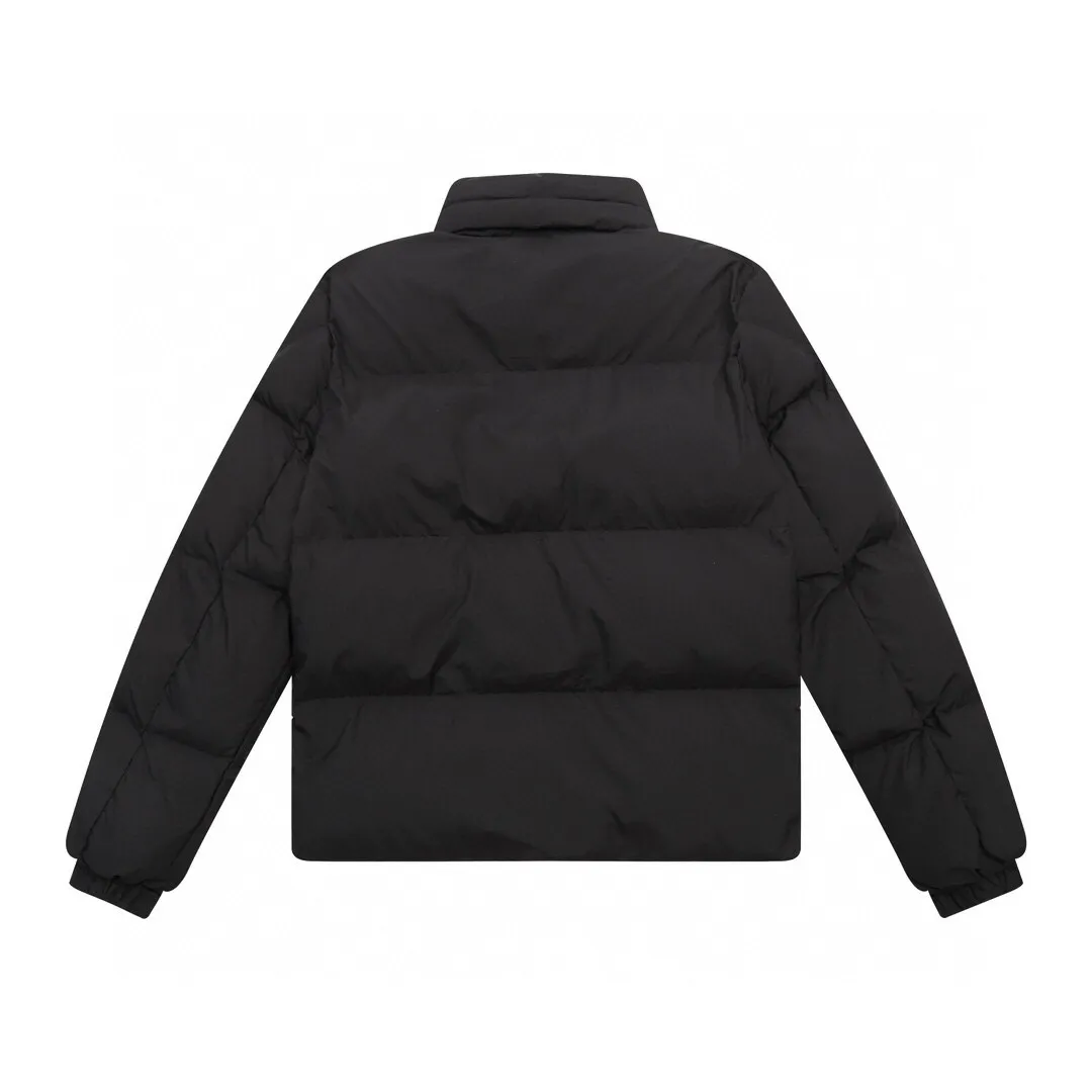 P500 model number: Y13 Moncler & Mongolian. Original 1:1 customized hardware accessories are all imported and original customization. Welcome to compare at the counter. Absolutely high quality. Made of top 90 white duck down. Super soft. Full and fluffy. Super heavy workmanship. Fabric workmanship. 👍Perfect version. Note⚠The fabric is super comfortable. Men and women (first time making a down jacket this year. The running price is very cost-effective and breaks the ceiling) [Top-grade fabric + features: ✅The down content is 95 down, and the gram weight is about 320g. ✅The whole body is fully printed with LOGO. ✅Introducing a sense of fashion and luxury to achieve double standards of warmth and style. ✅It needs to be customized separately. It is very thick and has a three-dimensional and full feeling from 360 degrees! ✅The down jacket uses a double-layer anti-down liner design! Super windproof performance ✅Hardware 1:1 fully customized ZP craftsmanship: spot heavy goods! The highest version is produced by the same celebrity couple and must be good. This down jacket uses a double-layer anti-velvet liner design! It has super windproof performance and will be very warm when worn in winter! Filled with white duck down, the fluffiness is high, and it can be worn at minus ten degrees Celsius❗ Color: black Size: M-L-XL-XXL