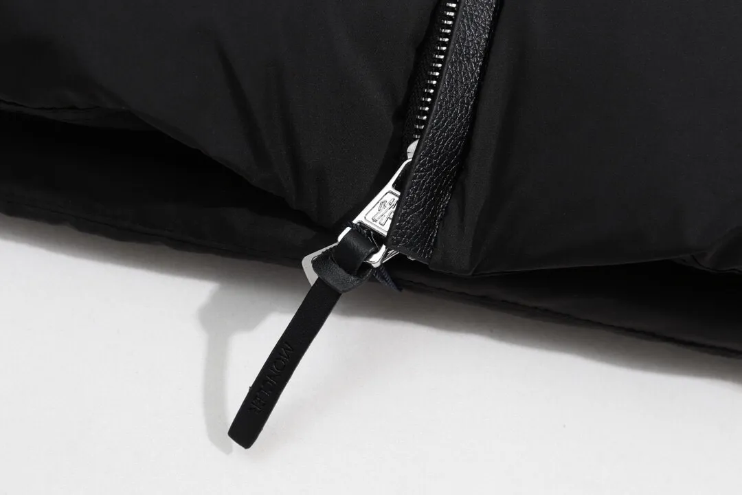 P500 model number: Y13 Moncler & Mongolian. Original 1:1 customized hardware accessories are all imported and original customization. Welcome to compare at the counter. Absolutely high quality. Made of top 90 white duck down. Super soft. Full and fluffy. Super heavy workmanship. Fabric workmanship. 👍Perfect version. Note⚠The fabric is super comfortable. Men and women (first time making a down jacket this year. The running price is very cost-effective and breaks the ceiling) [Top-grade fabric + features: ✅The down content is 95 down, and the gram weight is about 320g. ✅The whole body is fully printed with LOGO. ✅Introducing a sense of fashion and luxury to achieve double standards of warmth and style. ✅It needs to be customized separately. It is very thick and has a three-dimensional and full feeling from 360 degrees! ✅The down jacket uses a double-layer anti-down liner design! Super windproof performance ✅Hardware 1:1 fully customized ZP craftsmanship: spot heavy goods! The highest version is produced by the same celebrity couple and must be good. This down jacket uses a double-layer anti-velvet liner design! It has super windproof performance and will be very warm when worn in winter! Filled with white duck down, the fluffiness is high, and it can be worn at minus ten degrees Celsius❗ Color: black Size: M-L-XL-XXL