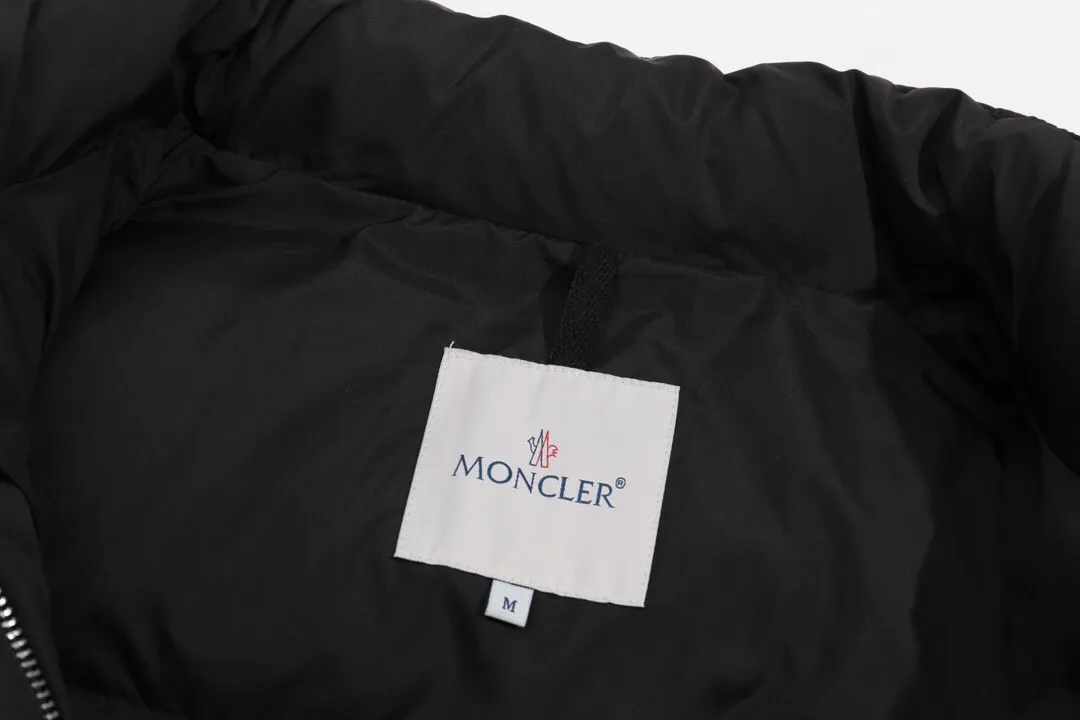P500 model number: Y13 Moncler & Mongolian. Original 1:1 customized hardware accessories are all imported and original customization. Welcome to compare at the counter. Absolutely high quality. Made of top 90 white duck down. Super soft. Full and fluffy. Super heavy workmanship. Fabric workmanship. 👍Perfect version. Note⚠The fabric is super comfortable. Men and women (first time making a down jacket this year. The running price is very cost-effective and breaks the ceiling) [Top-grade fabric + features: ✅The down content is 95 down, and the gram weight is about 320g. ✅The whole body is fully printed with LOGO. ✅Introducing a sense of fashion and luxury to achieve double standards of warmth and style. ✅It needs to be customized separately. It is very thick and has a three-dimensional and full feeling from 360 degrees! ✅The down jacket uses a double-layer anti-down liner design! Super windproof performance ✅Hardware 1:1 fully customized ZP craftsmanship: spot heavy goods! The highest version is produced by the same celebrity couple and must be good. This down jacket uses a double-layer anti-velvet liner design! It has super windproof performance and will be very warm when worn in winter! Filled with white duck down, the fluffiness is high, and it can be worn at minus ten degrees Celsius❗ Color: black Size: M-L-XL-XXL