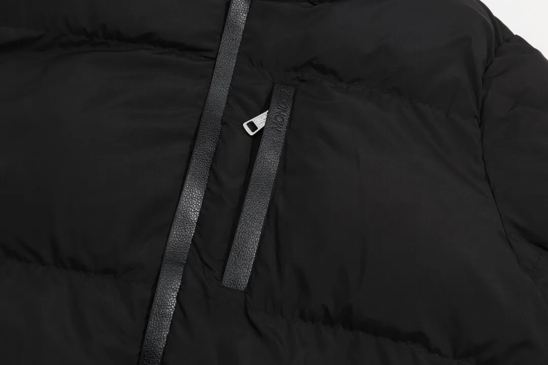 P500 model number: Y13 Moncler & Mongolian. Original 1:1 customized hardware accessories are all imported and original customization. Welcome to compare at the counter. Absolutely high quality. Made of top 90 white duck down. Super soft. Full and fluffy. Super heavy workmanship. Fabric workmanship. 👍Perfect version. Note⚠The fabric is super comfortable. Men and women (first time making a down jacket this year. The running price is very cost-effective and breaks the ceiling) [Top-grade fabric + features: ✅The down content is 95 down, and the gram weight is about 320g. ✅The whole body is fully printed with LOGO. ✅Introducing a sense of fashion and luxury to achieve double standards of warmth and style. ✅It needs to be customized separately. It is very thick and has a three-dimensional and full feeling from 360 degrees! ✅The down jacket uses a double-layer anti-down liner design! Super windproof performance ✅Hardware 1:1 fully customized ZP craftsmanship: spot heavy goods! The highest version is produced by the same celebrity couple and must be good. This down jacket uses a double-layer anti-velvet liner design! It has super windproof performance and will be very warm when worn in winter! Filled with white duck down, the fluffiness is high, and it can be worn at minus ten degrees Celsius❗ Color: black Size: M-L-XL-XXL
