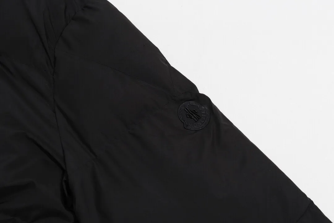 P500 model number: Y13 Moncler & Mongolian. Original 1:1 customized hardware accessories are all imported and original customization. Welcome to compare at the counter. Absolutely high quality. Made of top 90 white duck down. Super soft. Full and fluffy. Super heavy workmanship. Fabric workmanship. 👍Perfect version. Note⚠The fabric is super comfortable. Men and women (first time making a down jacket this year. The running price is very cost-effective and breaks the ceiling) [Top-grade fabric + features: ✅The down content is 95 down, and the gram weight is about 320g. ✅The whole body is fully printed with LOGO. ✅Introducing a sense of fashion and luxury to achieve double standards of warmth and style. ✅It needs to be customized separately. It is very thick and has a three-dimensional and full feeling from 360 degrees! ✅The down jacket uses a double-layer anti-down liner design! Super windproof performance ✅Hardware 1:1 fully customized ZP craftsmanship: spot heavy goods! The highest version is produced by the same celebrity couple and must be good. This down jacket uses a double-layer anti-velvet liner design! It has super windproof performance and will be very warm when worn in winter! Filled with white duck down, the fluffiness is high, and it can be worn at minus ten degrees Celsius❗ Color: black Size: M-L-XL-XXL