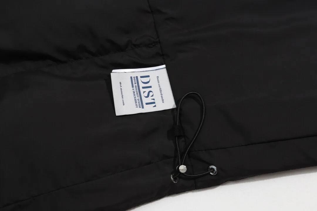 P500 model number: Y13 Moncler & Mongolian. Original 1:1 customized hardware accessories are all imported and original customization. Welcome to compare at the counter. Absolutely high quality. Made of top 90 white duck down. Super soft. Full and fluffy. Super heavy workmanship. Fabric workmanship. 👍Perfect version. Note⚠The fabric is super comfortable. Men and women (first time making a down jacket this year. The running price is very cost-effective and breaks the ceiling) [Top-grade fabric + features: ✅The down content is 95 down, and the gram weight is about 320g. ✅The whole body is fully printed with LOGO. ✅Introducing a sense of fashion and luxury to achieve double standards of warmth and style. ✅It needs to be customized separately. It is very thick and has a three-dimensional and full feeling from 360 degrees! ✅The down jacket uses a double-layer anti-down liner design! Super windproof performance ✅Hardware 1:1 fully customized ZP craftsmanship: spot heavy goods! The highest version is produced by the same celebrity couple and must be good. This down jacket uses a double-layer anti-velvet liner design! It has super windproof performance and will be very warm when worn in winter! Filled with white duck down, the fluffiness is high, and it can be worn at minus ten degrees Celsius❗ Color: black Size: M-L-XL-XXL