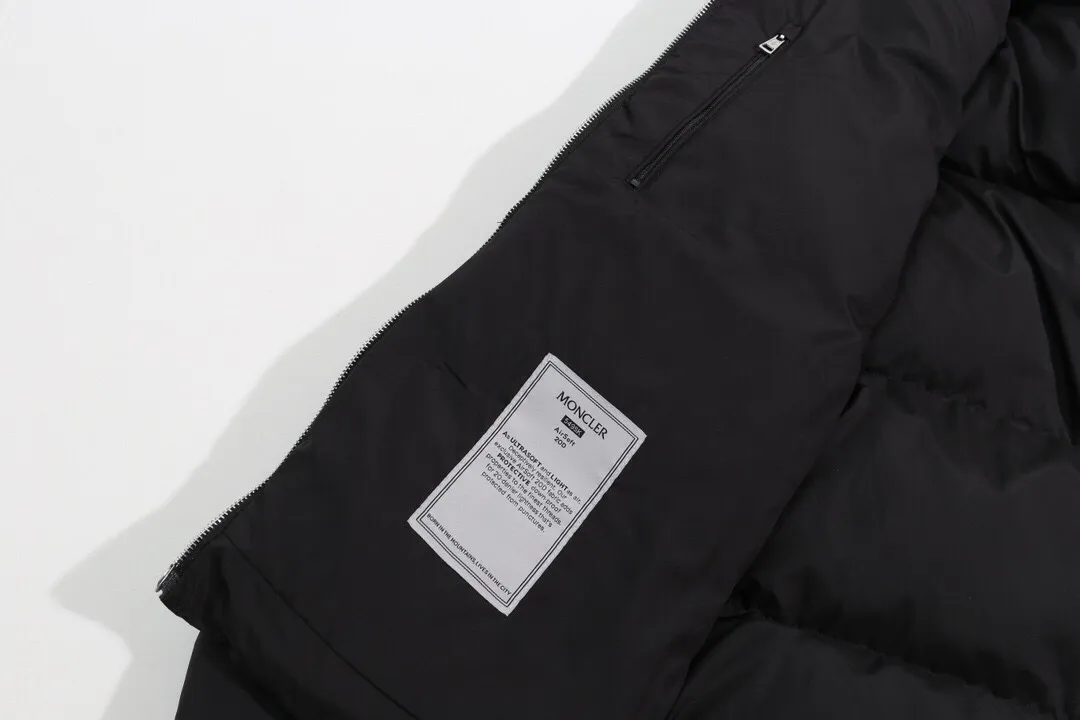 P500 model number: Y13 Moncler & Mongolian. Original 1:1 customized hardware accessories are all imported and original customization. Welcome to compare at the counter. Absolutely high quality. Made of top 90 white duck down. Super soft. Full and fluffy. Super heavy workmanship. Fabric workmanship. 👍Perfect version. Note⚠The fabric is super comfortable. Men and women (first time making a down jacket this year. The running price is very cost-effective and breaks the ceiling) [Top-grade fabric + features: ✅The down content is 95 down, and the gram weight is about 320g. ✅The whole body is fully printed with LOGO. ✅Introducing a sense of fashion and luxury to achieve double standards of warmth and style. ✅It needs to be customized separately. It is very thick and has a three-dimensional and full feeling from 360 degrees! ✅The down jacket uses a double-layer anti-down liner design! Super windproof performance ✅Hardware 1:1 fully customized ZP craftsmanship: spot heavy goods! The highest version is produced by the same celebrity couple and must be good. This down jacket uses a double-layer anti-velvet liner design! It has super windproof performance and will be very warm when worn in winter! Filled with white duck down, the fluffiness is high, and it can be worn at minus ten degrees Celsius❗ Color: black Size: M-L-XL-XXL