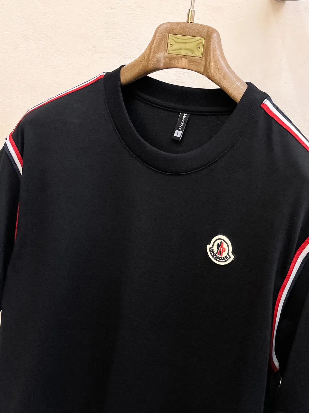 P560 Brand [MONCLER Mouth Covered] 2025 round neck short-sleeved shorts suit. The pure cotton fabric upper body will not be stuffy, the smooth and comfortable skin-friendly effect is more breathable, the fabric has its own texture, classic logo technology, a new interpretation from a unique angle, the first choice for fashion and versatility! Size: M-3XL (maximum wear: 190 pounds)