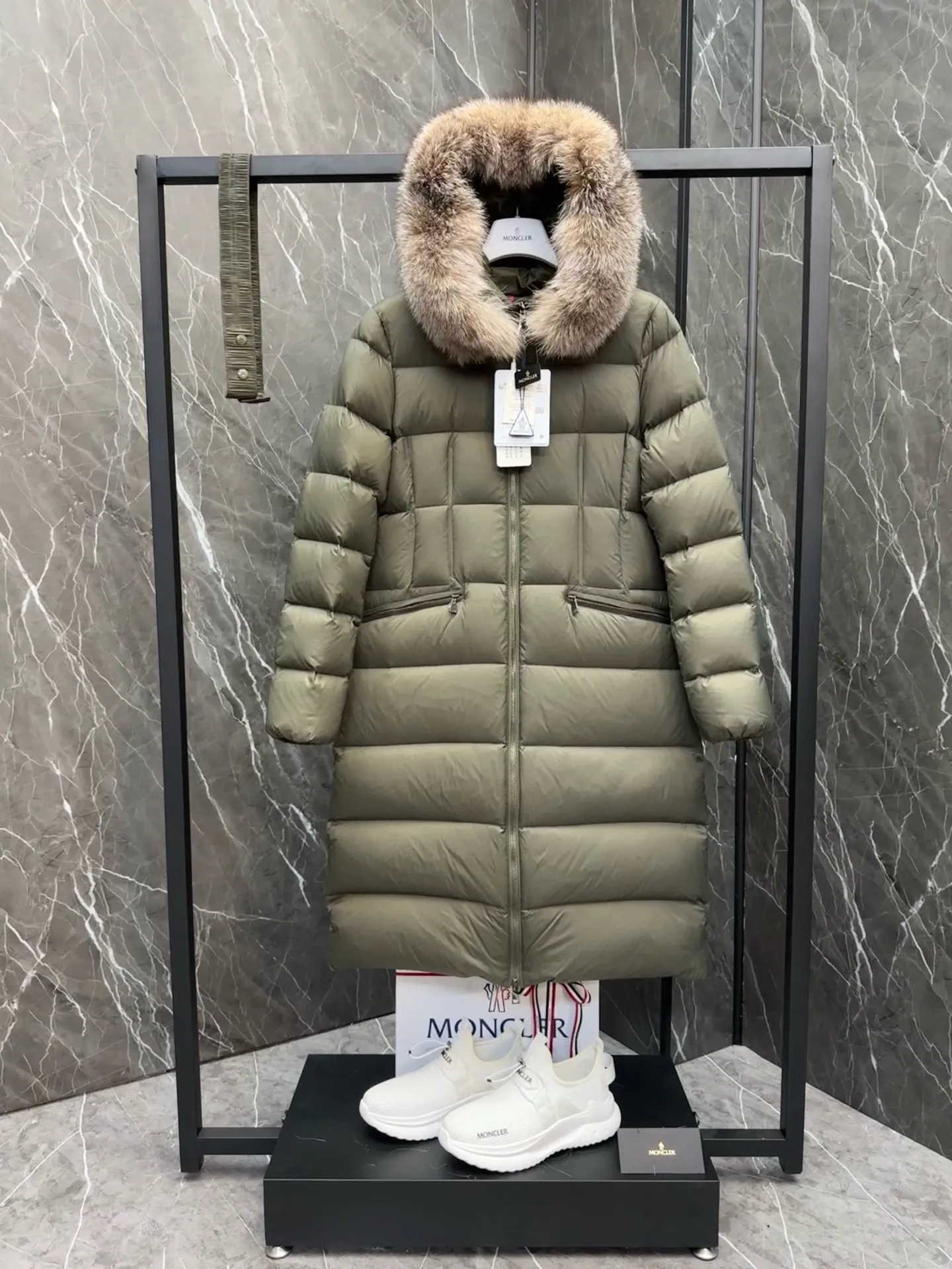 P1120 moncler🌟25 new autumn and winter large fur collar long hooded down jacket. The classic hot style among down jackets. A must-have in winter. Customized detachable large fur collar hooded long down jacket. The upper body is not very bloated. It is designed with a belt to tighten the waist. It is very classic, handsome and warm. National standard 90 white goose down filling. Imported machine stitching and crimping technology. Fashionable and warm upper body. Excellent practicality. Style number: A85# Style number: champagne black white green size: 1234