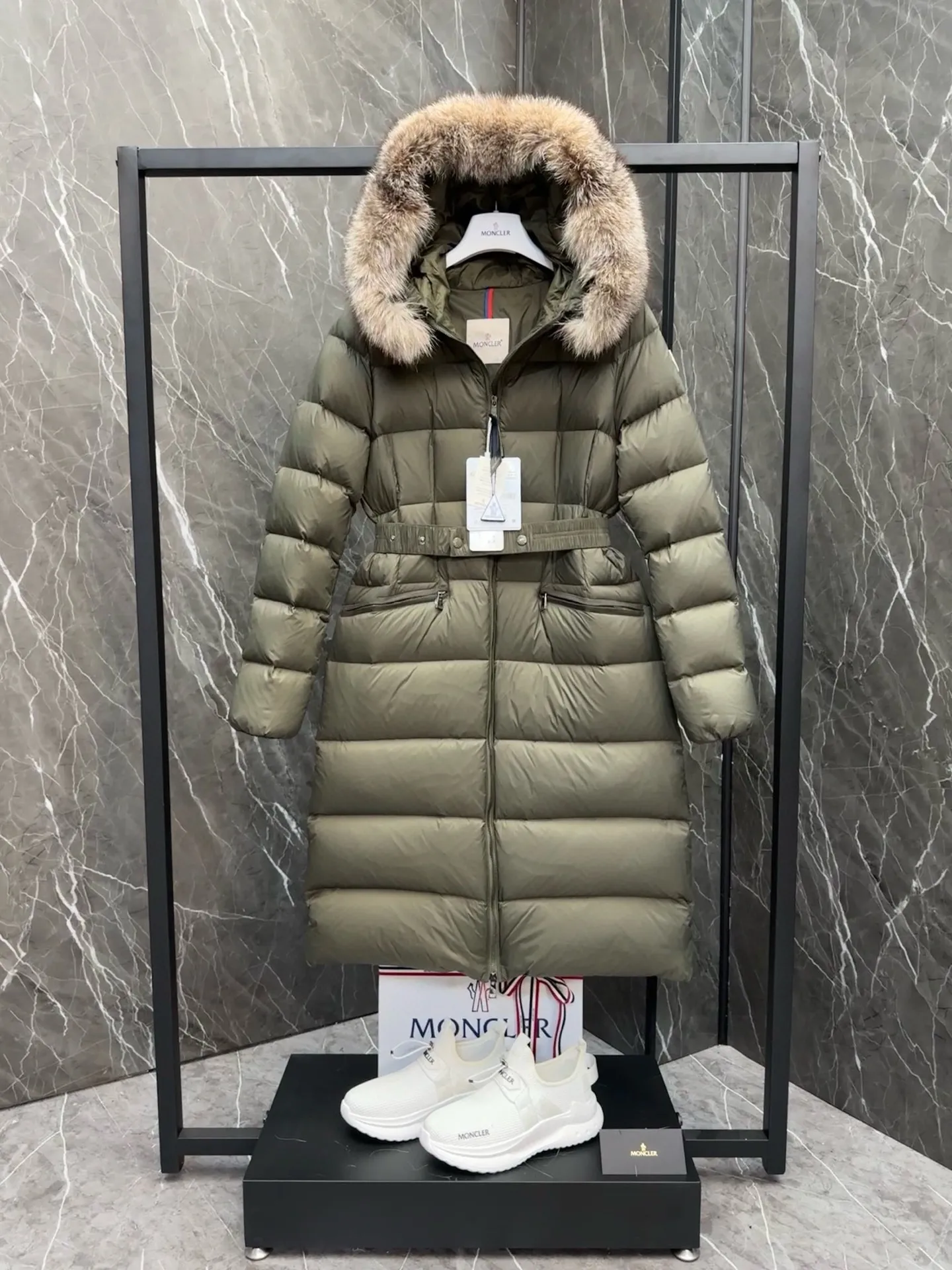 P1120 moncler🌟25 new autumn and winter large fur collar long hooded down jacket. The classic hot style among down jackets. A must-have in winter. Customized detachable large fur collar hooded long down jacket. The upper body is not very bloated. It is designed with a belt to tighten the waist. It is very classic, handsome and warm. National standard 90 white goose down filling. Imported machine stitching and crimping technology. Fashionable and warm upper body. Excellent practicality. Style number: A85# Style number: champagne black white green size: 1234