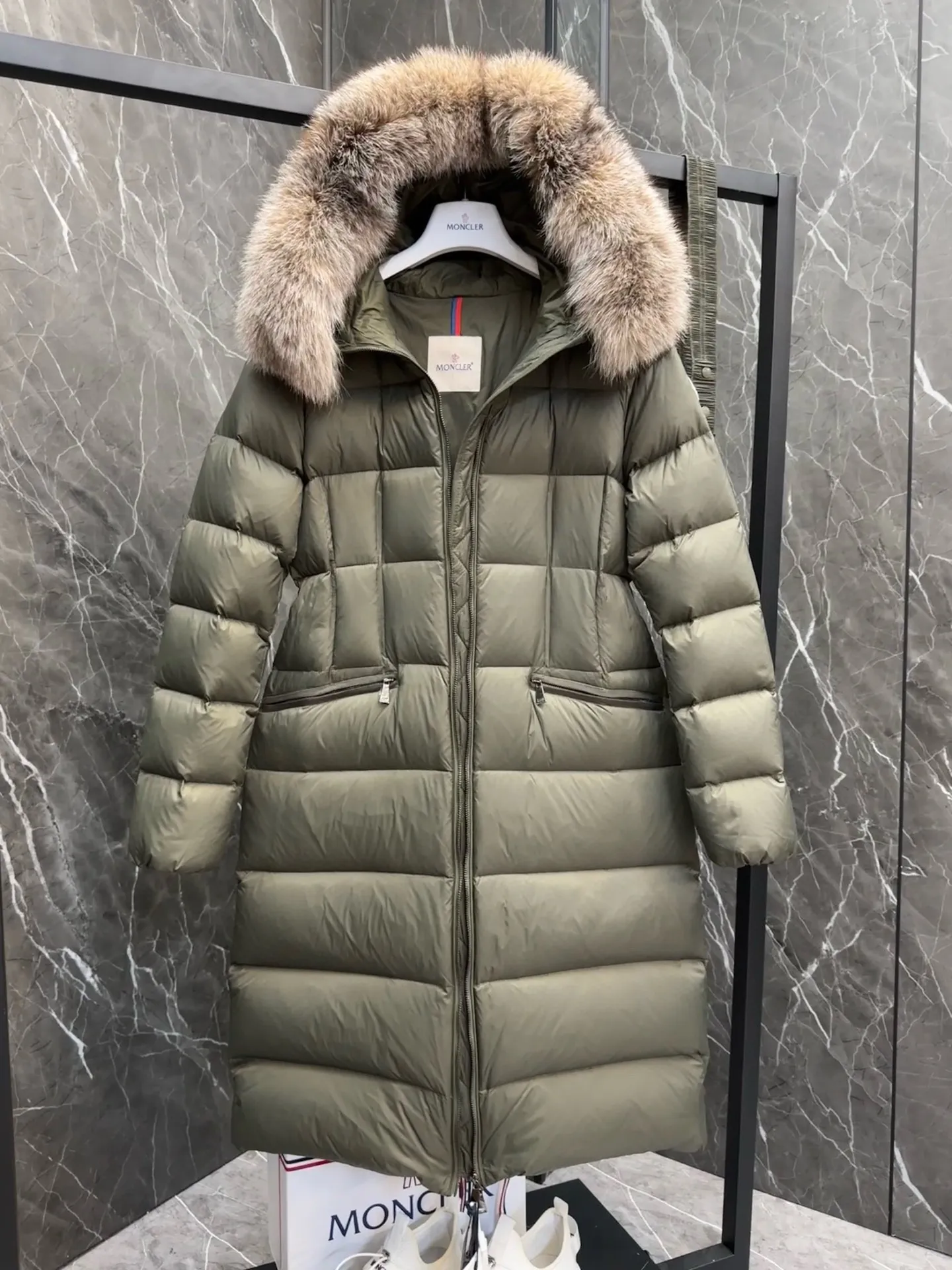 P1120 moncler🌟25 new autumn and winter large fur collar long hooded down jacket. The classic hot style among down jackets. A must-have in winter. Customized detachable large fur collar hooded long down jacket. The upper body is not very bloated. It is designed with a belt to tighten the waist. It is very classic, handsome and warm. National standard 90 white goose down filling. Imported machine stitching and crimping technology. Fashionable and warm upper body. Excellent practicality. Style number: A85# Style number: champagne black white green size: 1234