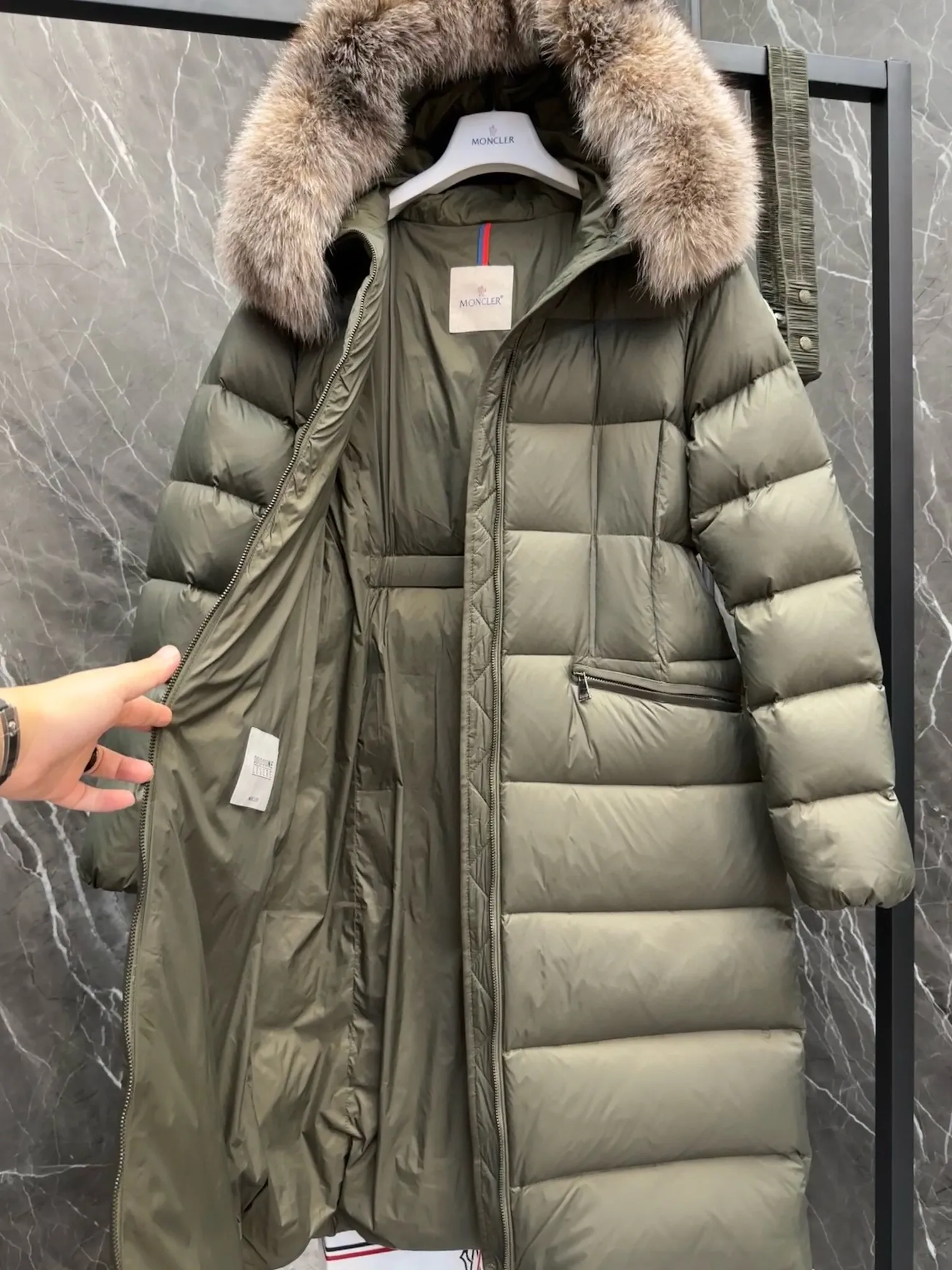 P1120 moncler🌟25 new autumn and winter large fur collar long hooded down jacket. The classic hot style among down jackets. A must-have in winter. Customized detachable large fur collar hooded long down jacket. The upper body is not very bloated. It is designed with a belt to tighten the waist. It is very classic, handsome and warm. National standard 90 white goose down filling. Imported machine stitching and crimping technology. Fashionable and warm upper body. Excellent practicality. Style number: A85# Style number: champagne black white green size: 1234