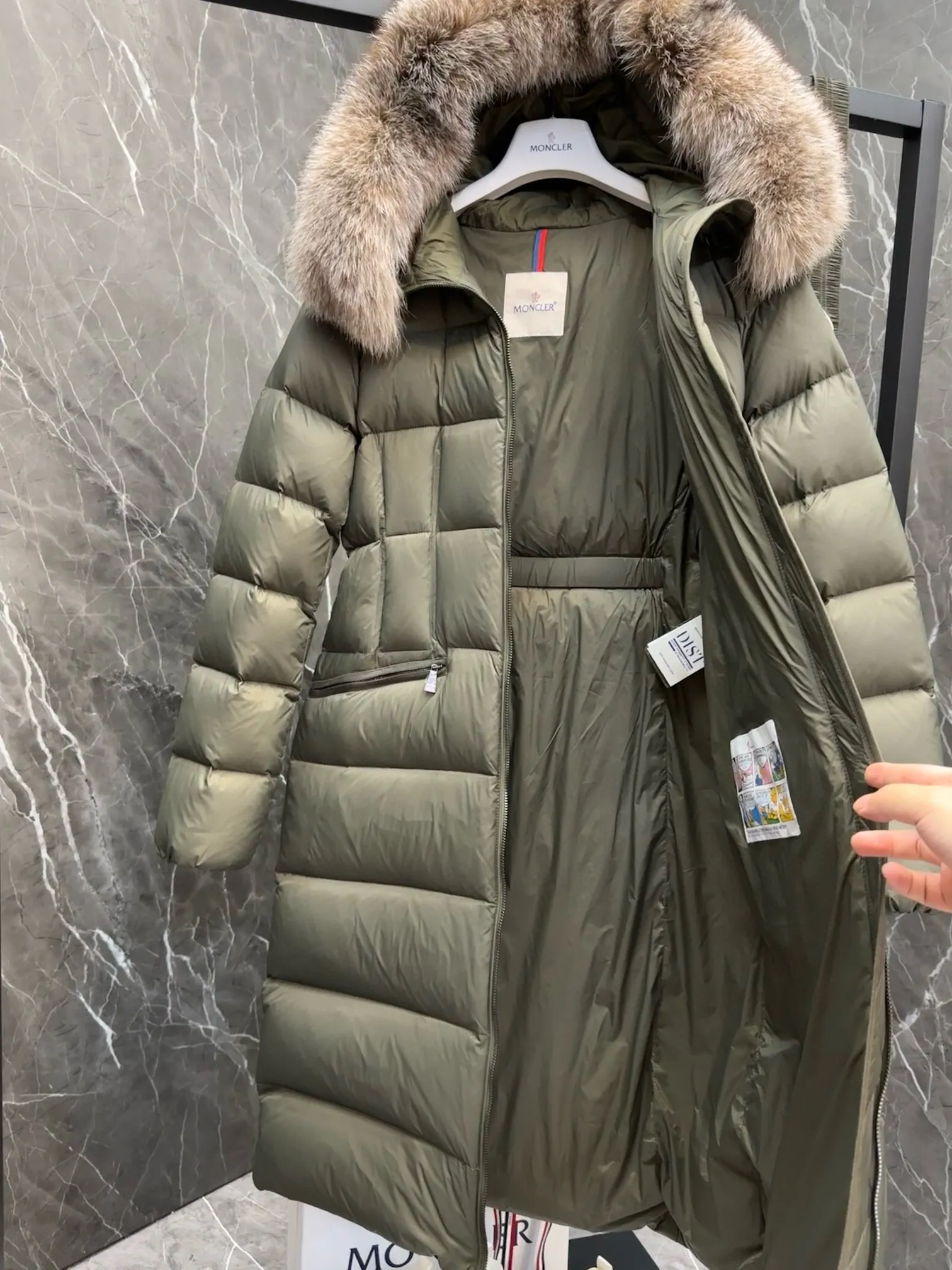 P1120 moncler🌟25 new autumn and winter large fur collar long hooded down jacket. The classic hot style among down jackets. A must-have in winter. Customized detachable large fur collar hooded long down jacket. The upper body is not very bloated. It is designed with a belt to tighten the waist. It is very classic, handsome and warm. National standard 90 white goose down filling. Imported machine stitching and crimping technology. Fashionable and warm upper body. Excellent practicality. Style number: A85# Style number: champagne black white green size: 1234