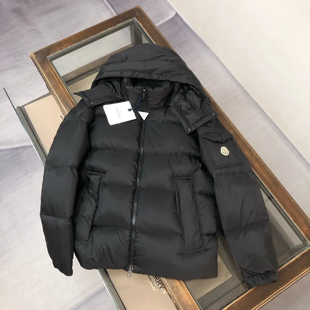 P860 Moncler Mouth Couyere 25 autumn and winter latest Maya couple style down jacket ~ Made of iconic lon laqué fabric, showing a gorgeous glossy effect. Retaining the design of the classic Maya style, the design inspiration of the large pockets on both sides has a unique tone, highlighting the essence of the brand. The upper body is not flattering, the fit is perfect, and it is equipped with a detachable hood, which can easily adapt to changing weather. Original customized hardware accessories, complete with three standards! ! Color: Black Gray Size: 1-2-3-4-5 (M-3xl)