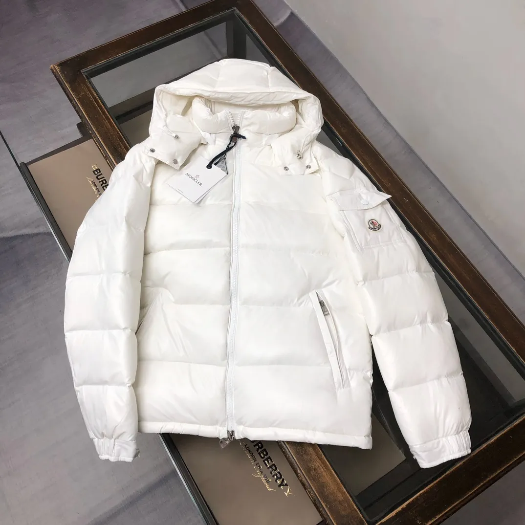 P720 #Moncler/covered mouth #MAYA Maya Eason Chan star's same style, a classic model #Men's and women's style!  Made of nylon with signature rectangular quilting, it is the epitome of Moncler style. A classic short design that transcends seasons and fashions, with a statement silhouette, removable hood and adjustable hem, the armband pocket down jacket is influenced by the iconic outerwear of the 1980s. Maya revisits looks from the Moncler archives with modern style and cutting-edge elements, the result of the brand's expertise in ski equipment. Both in terms of sport and style, this high-performance and positive-spirited jacket has all the elements that a competitive man needs to claim the title. ➖NFC sensor anti-counterfeiting chip ➖Exclusively adopts Taiwan original nylon inner and outer fabrics. ➖Accessories and hardware are customized from the original factory to restore genuine quality.  Color size: classic black (black base, gray base 1-6) pink (0-3) white (1-5) gray (1-5) avocado green (1-5) midnight blue (1-6) olive green (1-6)