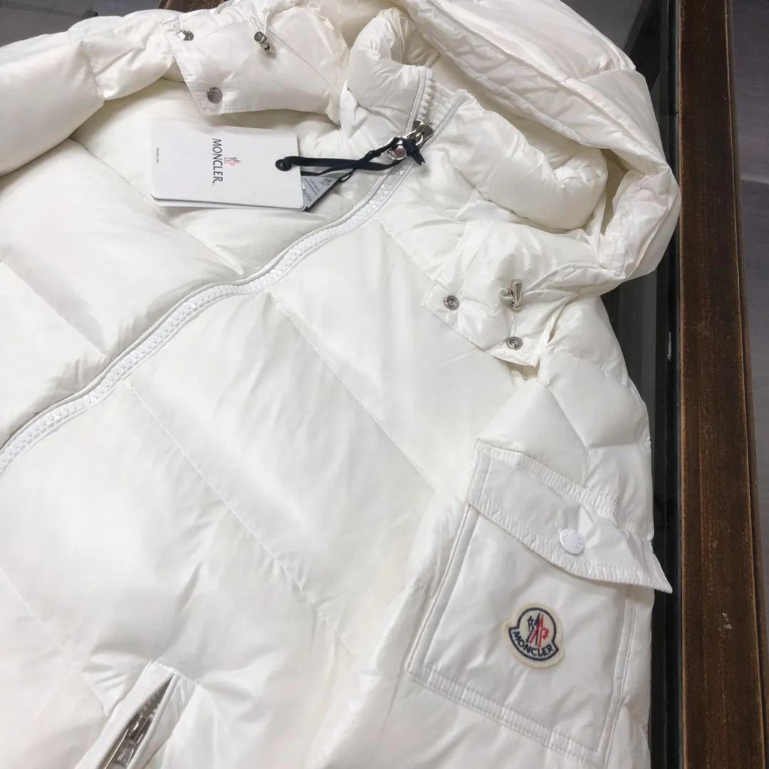 P720 #Moncler/covered mouth #MAYA Maya Eason Chan star's same style, a classic model #Men's and women's style!  Made of nylon with signature rectangular quilting, it is the epitome of Moncler style. A classic short design that transcends seasons and fashions, with a statement silhouette, removable hood and adjustable hem, the armband pocket down jacket is influenced by the iconic outerwear of the 1980s. Maya revisits looks from the Moncler archives with modern style and cutting-edge elements, the result of the brand's expertise in ski equipment. Both in terms of sport and style, this high-performance and positive-spirited jacket has all the elements that a competitive man needs to claim the title. ➖NFC sensor anti-counterfeiting chip ➖Exclusively adopts Taiwan original nylon inner and outer fabrics. ➖Accessories and hardware are customized from the original factory to restore genuine quality.  Color size: classic black (black base, gray base 1-6) pink (0-3) white (1-5) gray (1-5) avocado green (1-5) midnight blue (1-6) olive green (1-6)