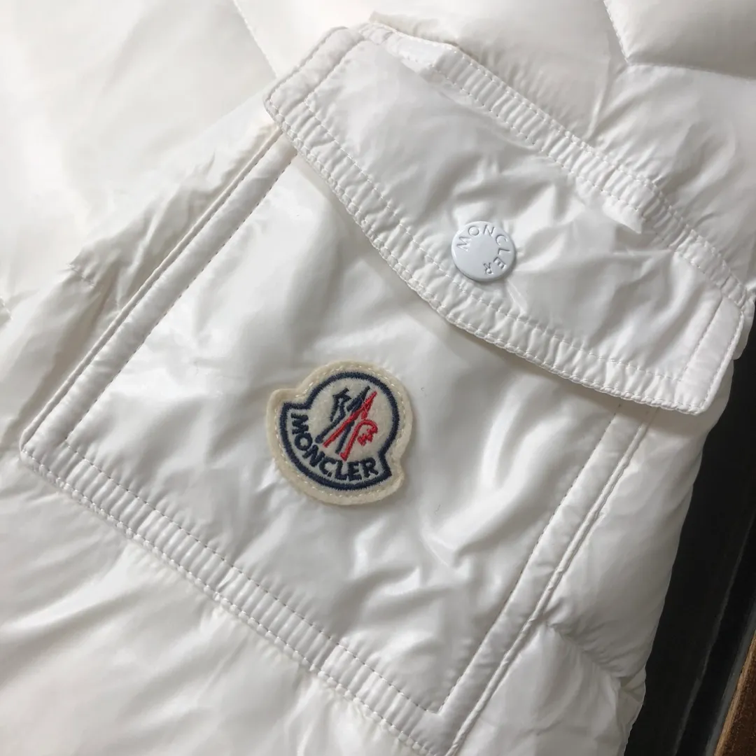 P720 #Moncler/covered mouth #MAYA Maya Eason Chan star's same style, a classic model #Men's and women's style!  Made of nylon with signature rectangular quilting, it is the epitome of Moncler style. A classic short design that transcends seasons and fashions, with a statement silhouette, removable hood and adjustable hem, the armband pocket down jacket is influenced by the iconic outerwear of the 1980s. Maya revisits looks from the Moncler archives with modern style and cutting-edge elements, the result of the brand's expertise in ski equipment. Both in terms of sport and style, this high-performance and positive-spirited jacket has all the elements that a competitive man needs to claim the title. ➖NFC sensor anti-counterfeiting chip ➖Exclusively adopts Taiwan original nylon inner and outer fabrics. ➖Accessories and hardware are customized from the original factory to restore genuine quality.  Color size: classic black (black base, gray base 1-6) pink (0-3) white (1-5) gray (1-5) avocado green (1-5) midnight blue (1-6) olive green (1-6)