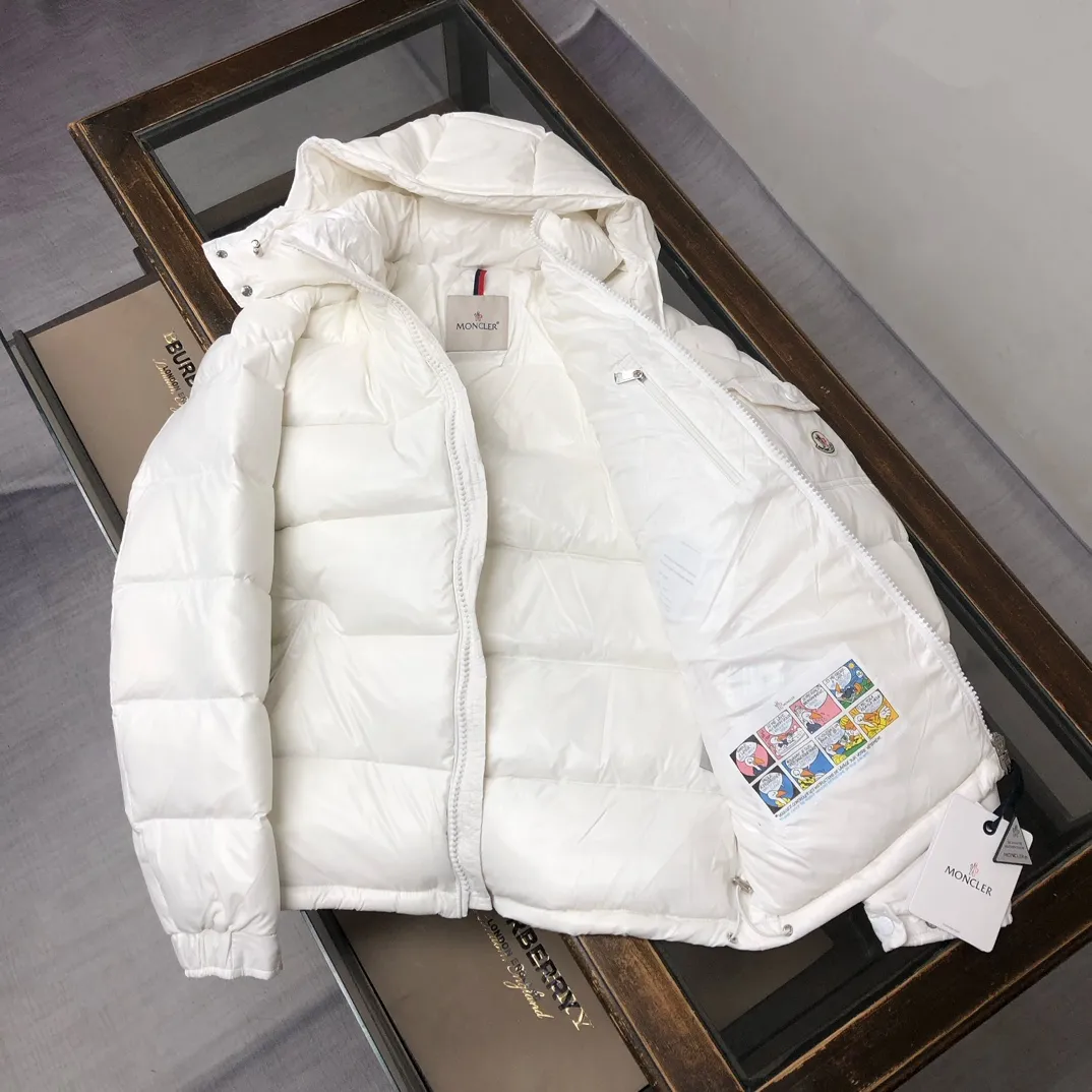 P720 #Moncler/covered mouth #MAYA Maya Eason Chan star's same style, a classic model #Men's and women's style!  Made of nylon with signature rectangular quilting, it is the epitome of Moncler style. A classic short design that transcends seasons and fashions, with a statement silhouette, removable hood and adjustable hem, the armband pocket down jacket is influenced by the iconic outerwear of the 1980s. Maya revisits looks from the Moncler archives with modern style and cutting-edge elements, the result of the brand's expertise in ski equipment. Both in terms of sport and style, this high-performance and positive-spirited jacket has all the elements that a competitive man needs to claim the title. ➖NFC sensor anti-counterfeiting chip ➖Exclusively adopts Taiwan original nylon inner and outer fabrics. ➖Accessories and hardware are customized from the original factory to restore genuine quality.  Color size: classic black (black base, gray base 1-6) pink (0-3) white (1-5) gray (1-5) avocado green (1-5) midnight blue (1-6) olive green (1-6)